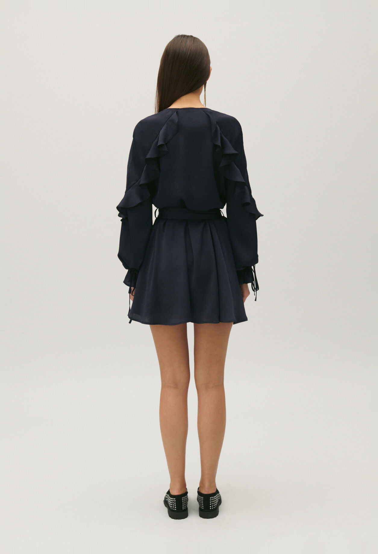 Kurzes marineblaues Rüschenkleid
