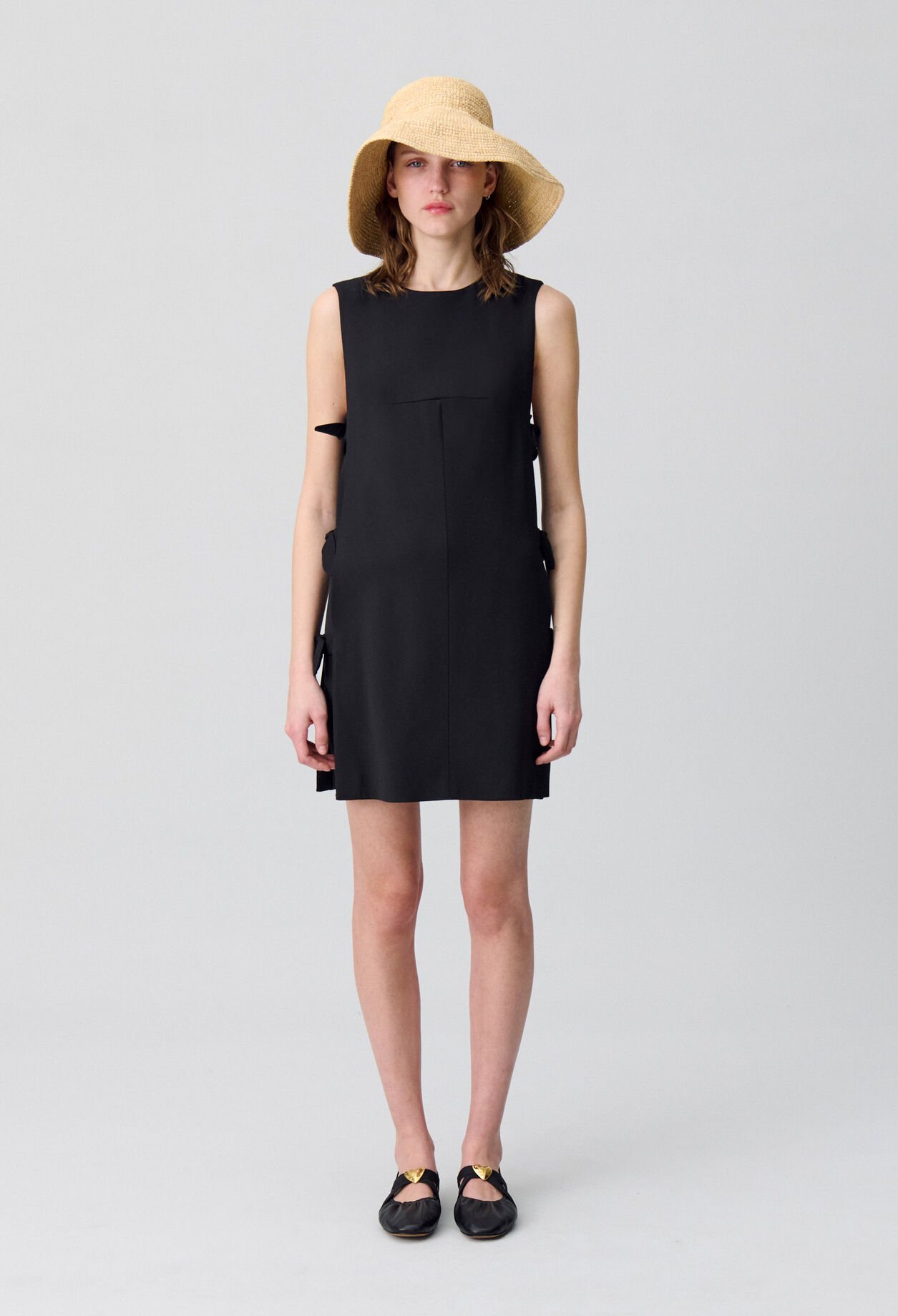 Kurzes Kleid mit Schleifen