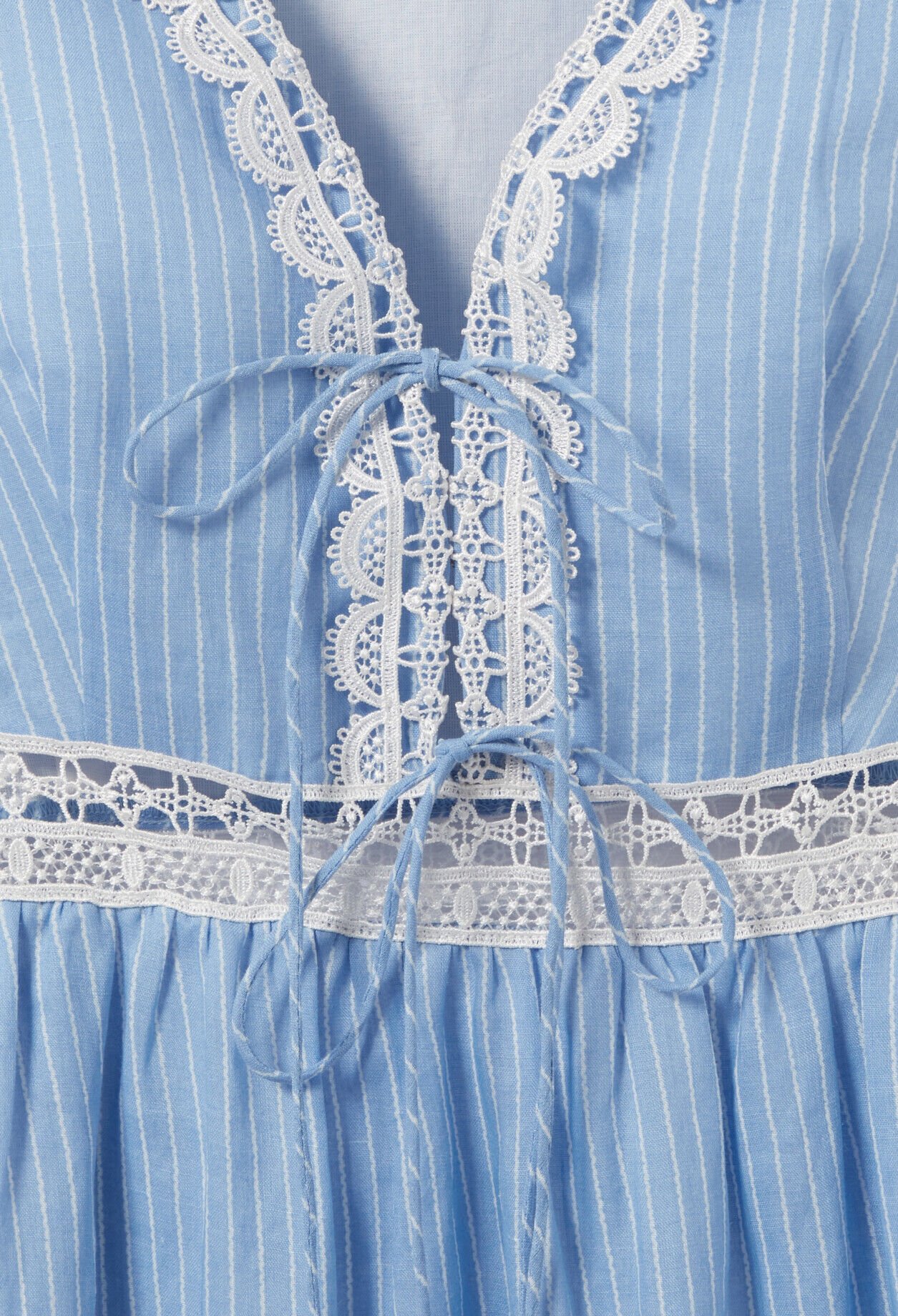 Langes gestreiftes Spitzenkleid