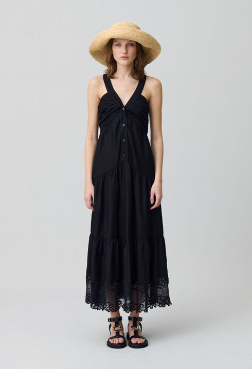 Langes Kleid mit Blumenstickereien
