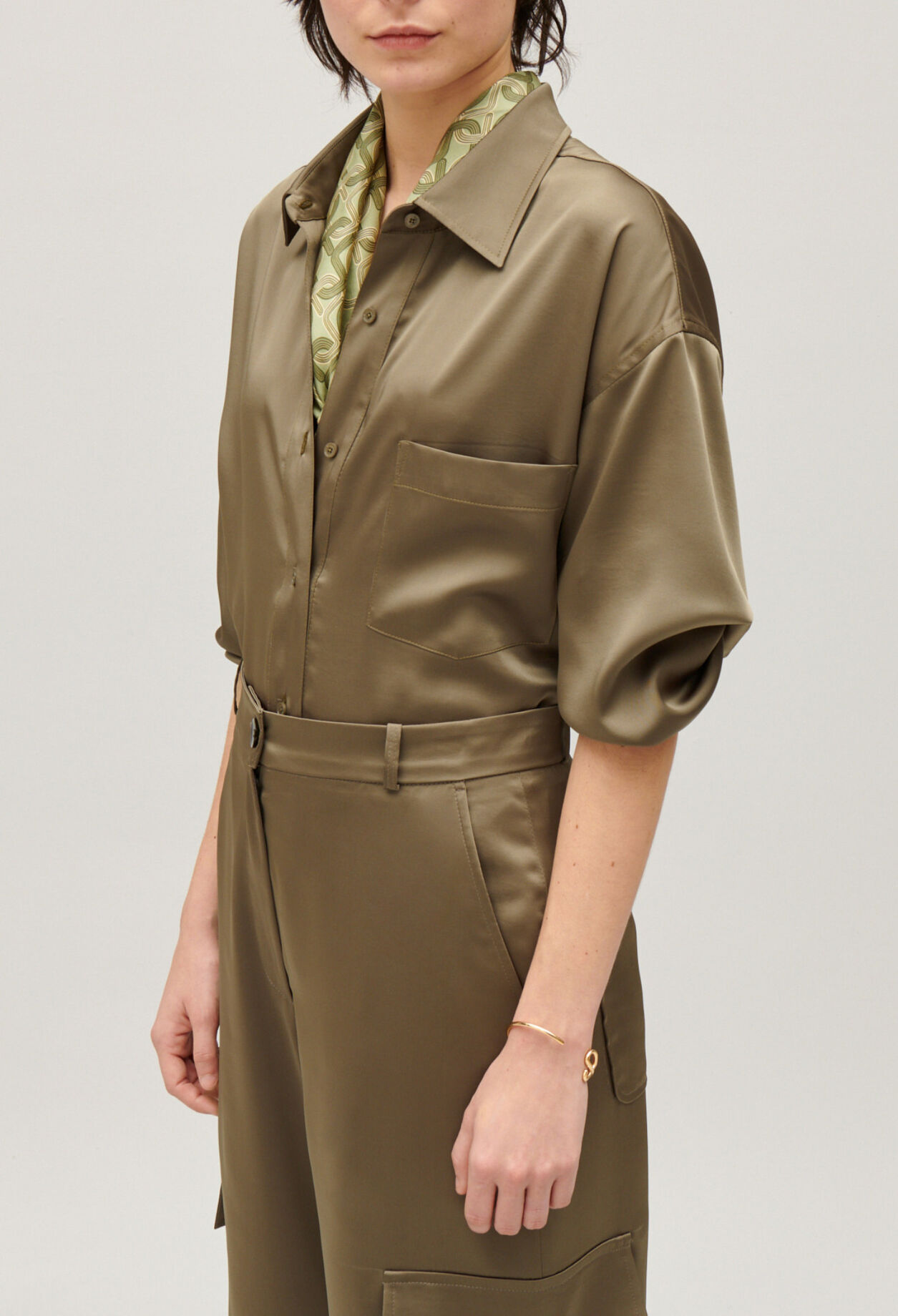 Chemise satin&eacute;e ample kaki