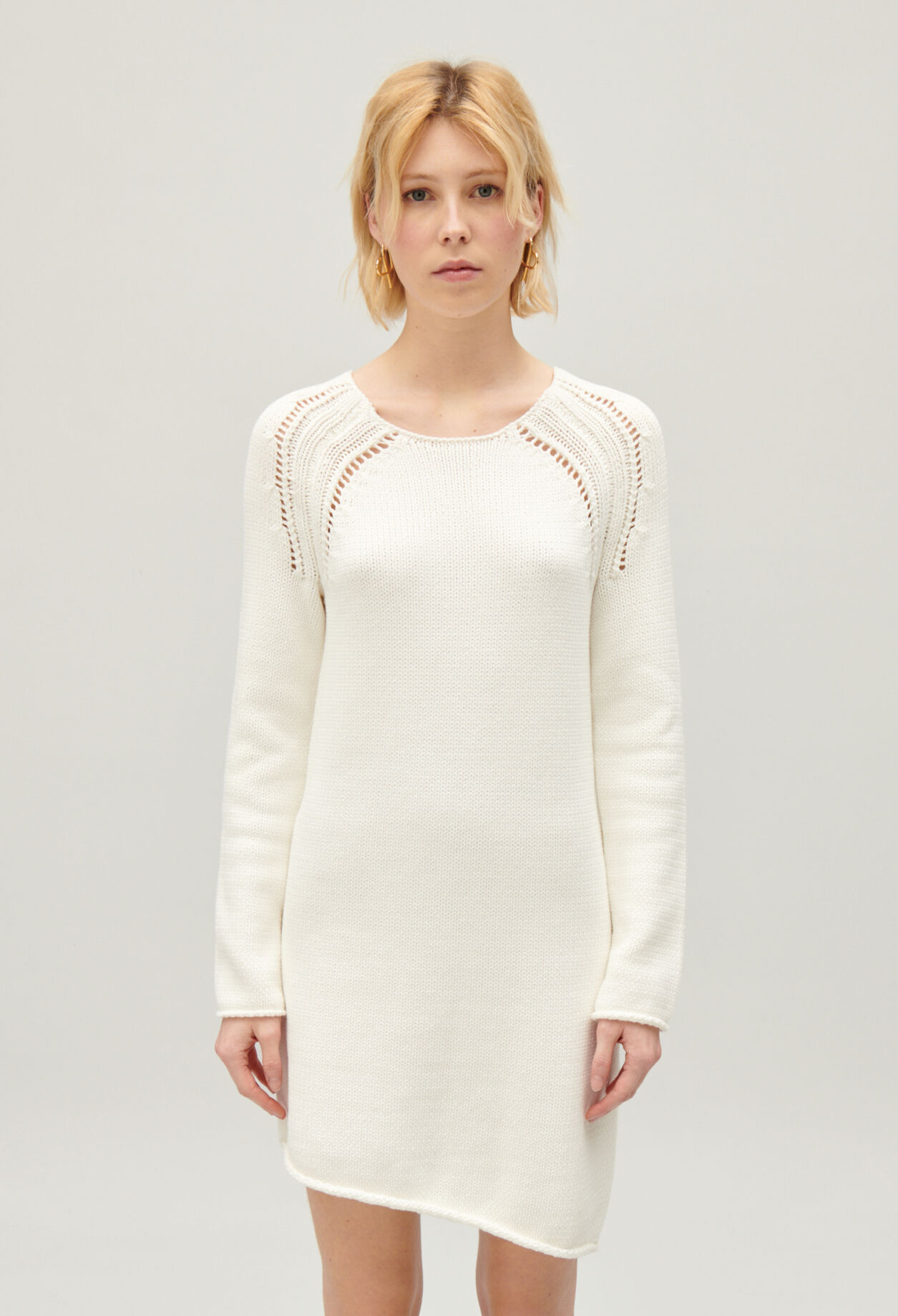 Short ecru asymmetric knitted dress