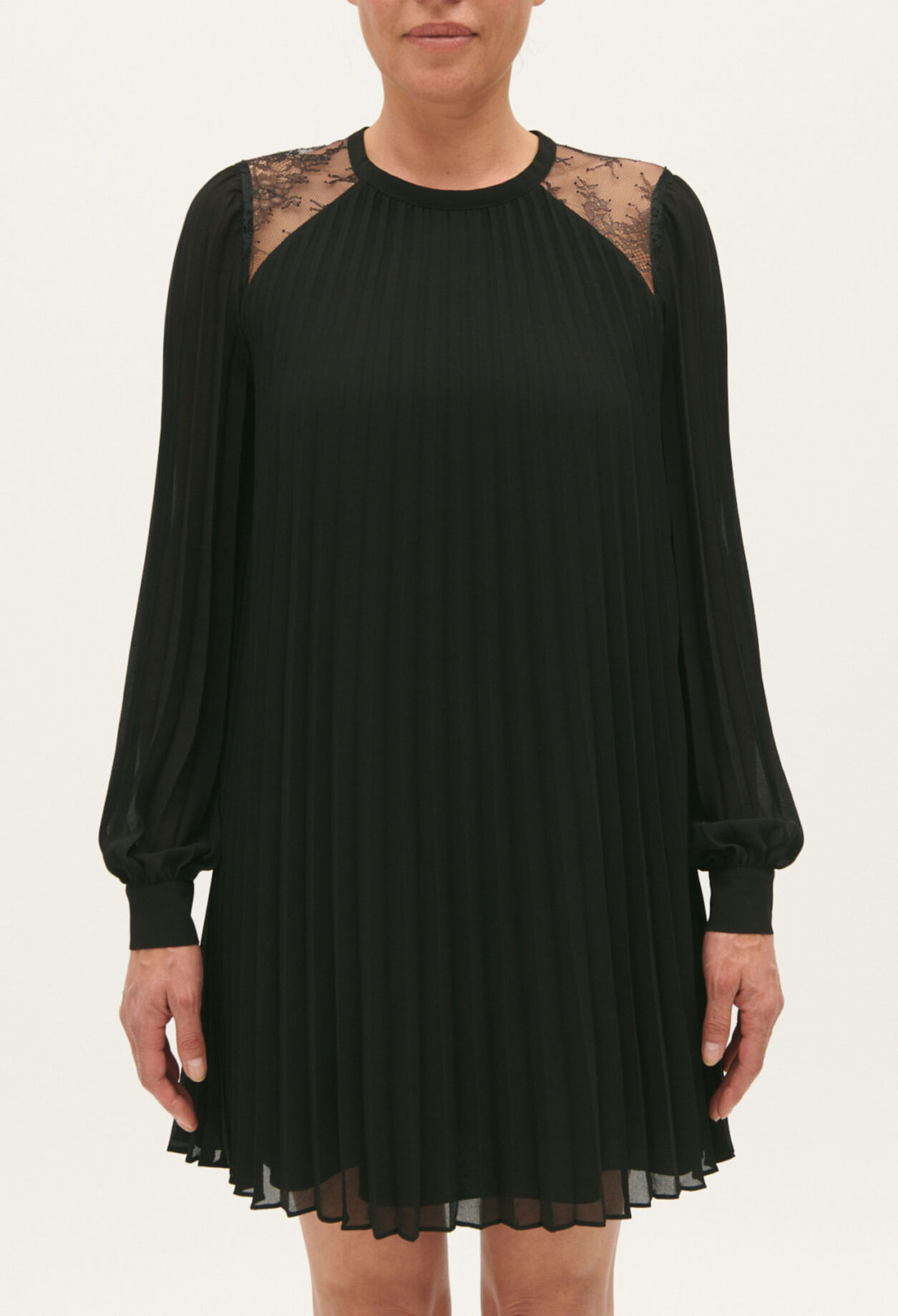 Kurzes plissiertes Kleid schwarz