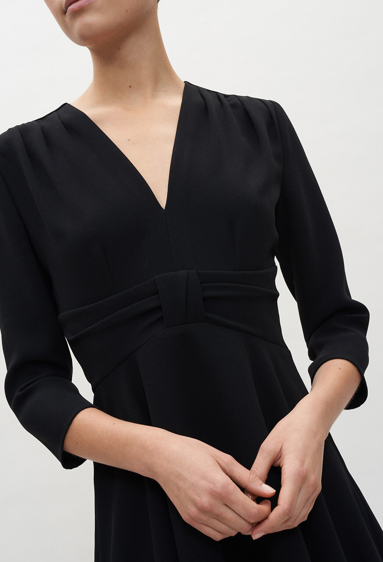 Schwarz ausgestelltes Kleid