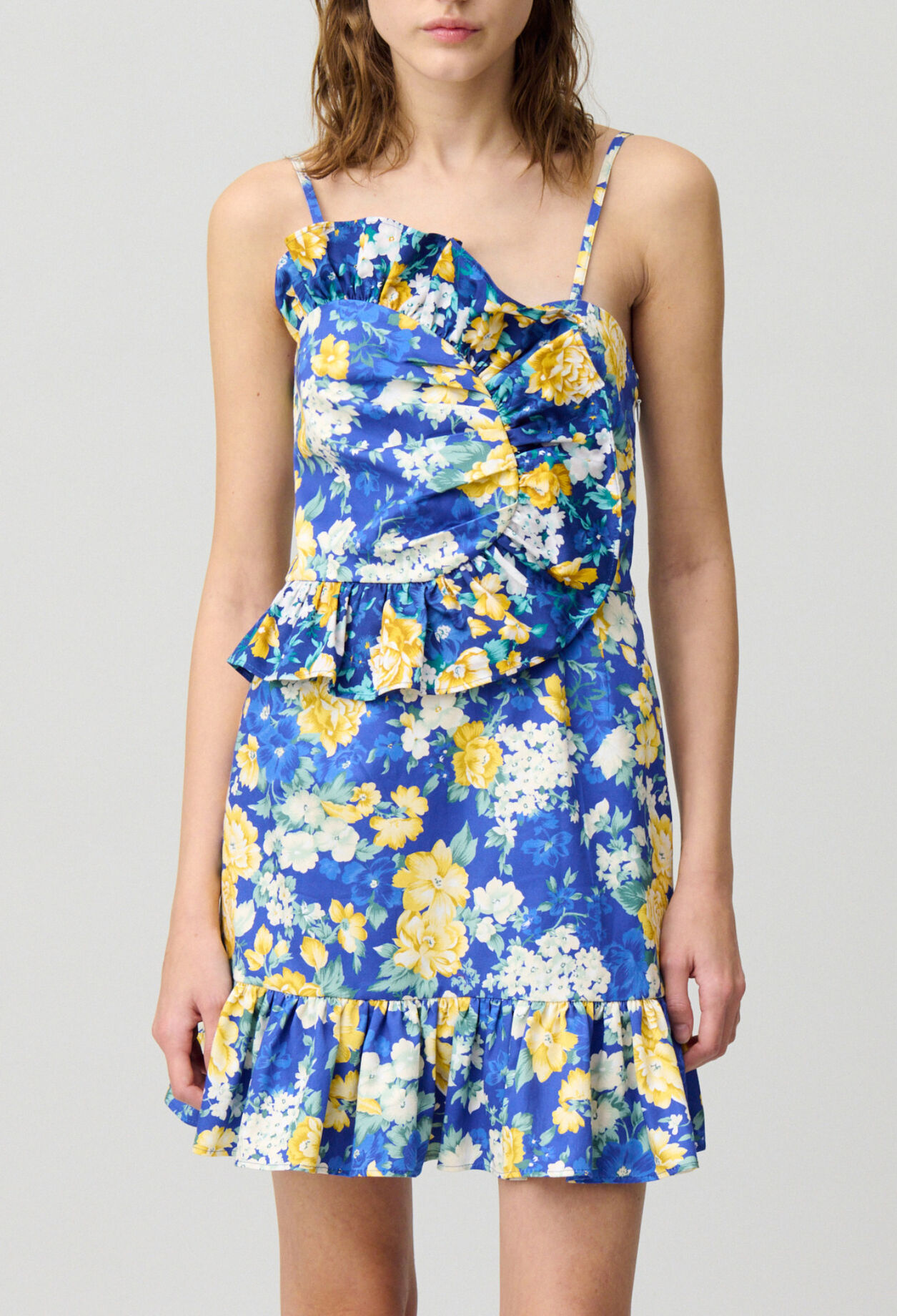 Robe courte volant&eacute;e