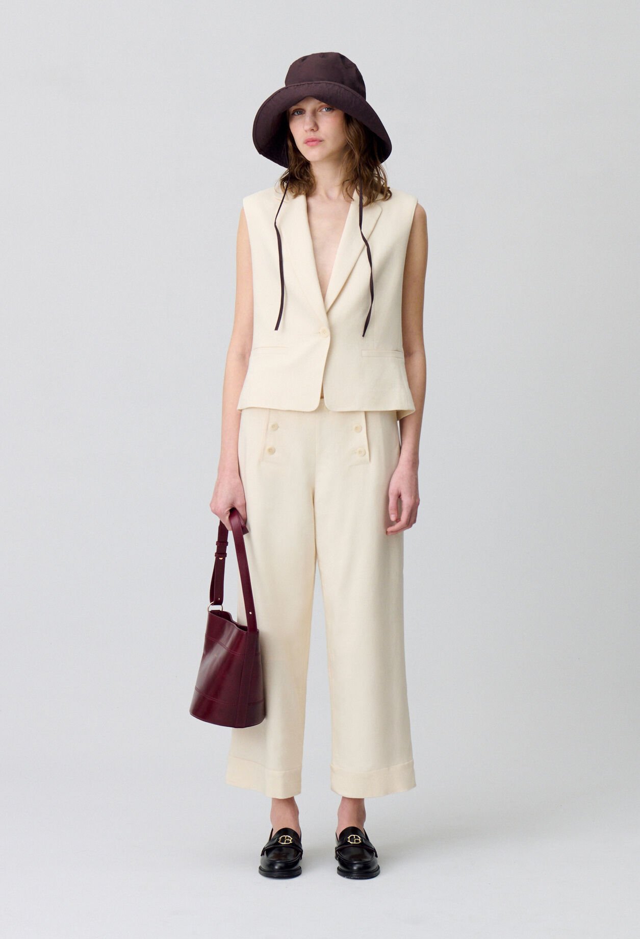 Sleeveless tailored blazer