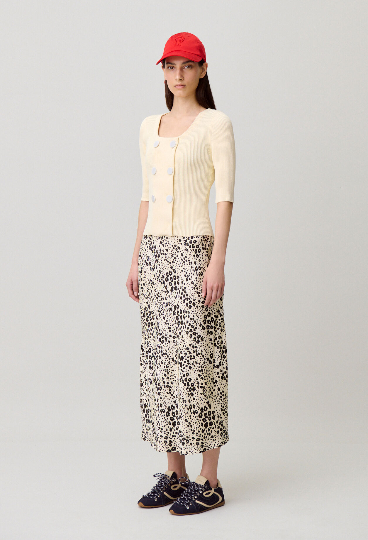 Round neck knitted cardigan