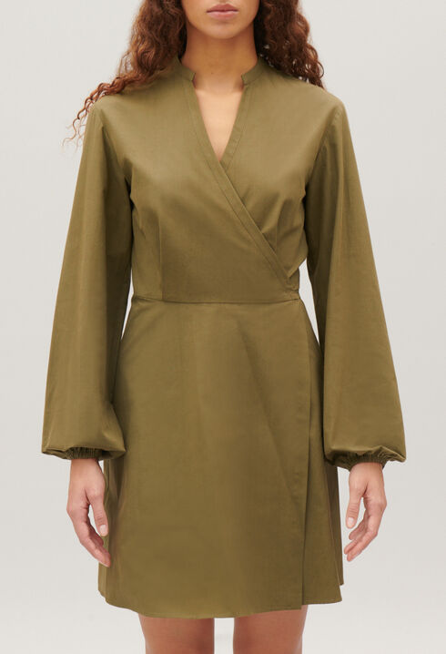 Kurzes Wickelkleid mit Mao-Kragen