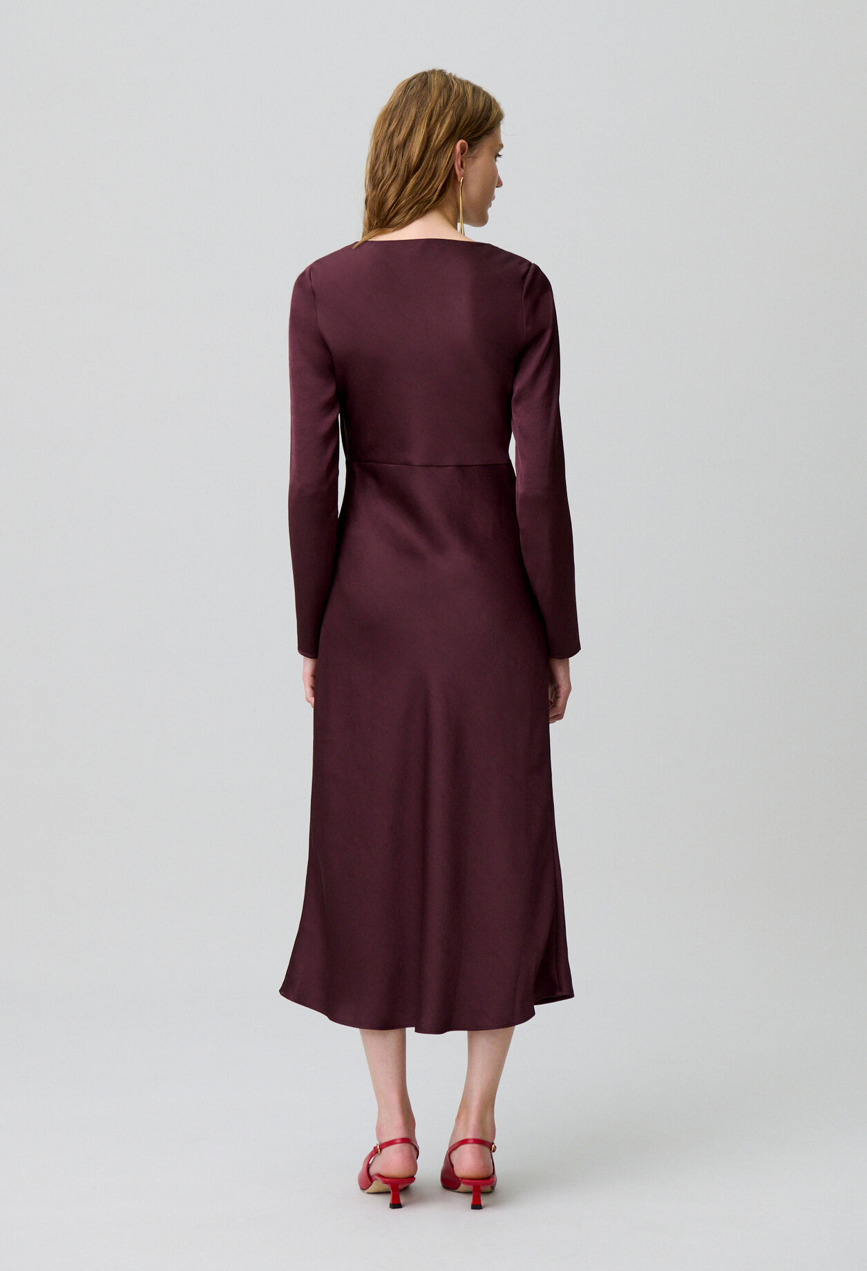 Robe longue satinée asymétrique