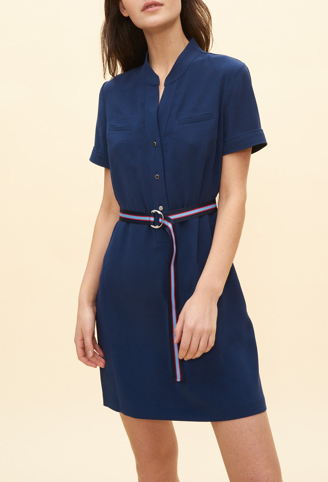 Kurzes Kleid mit Gürtel