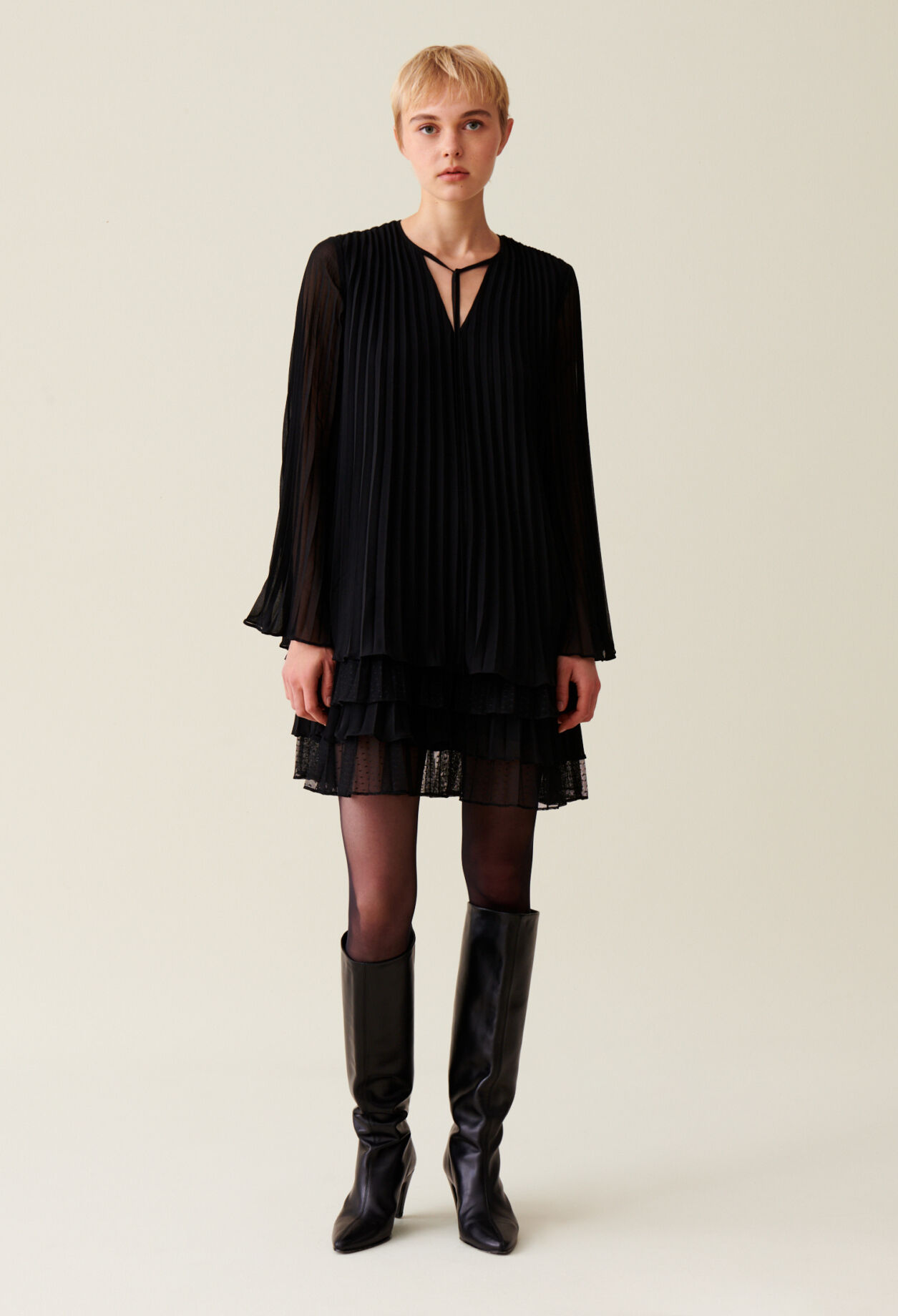Kurzes schwarzes Rüschenkleid