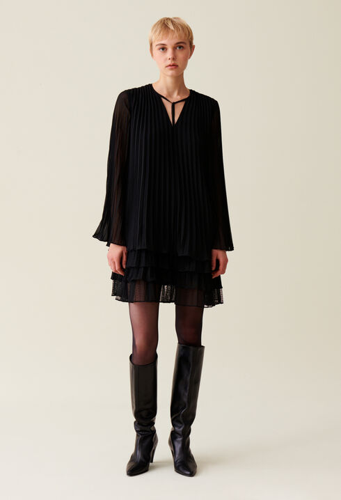 Robe courte noire volantée