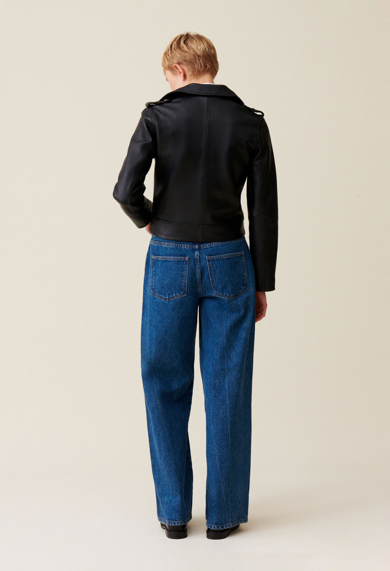 Veste cuir lisse cintr&eacute;e
