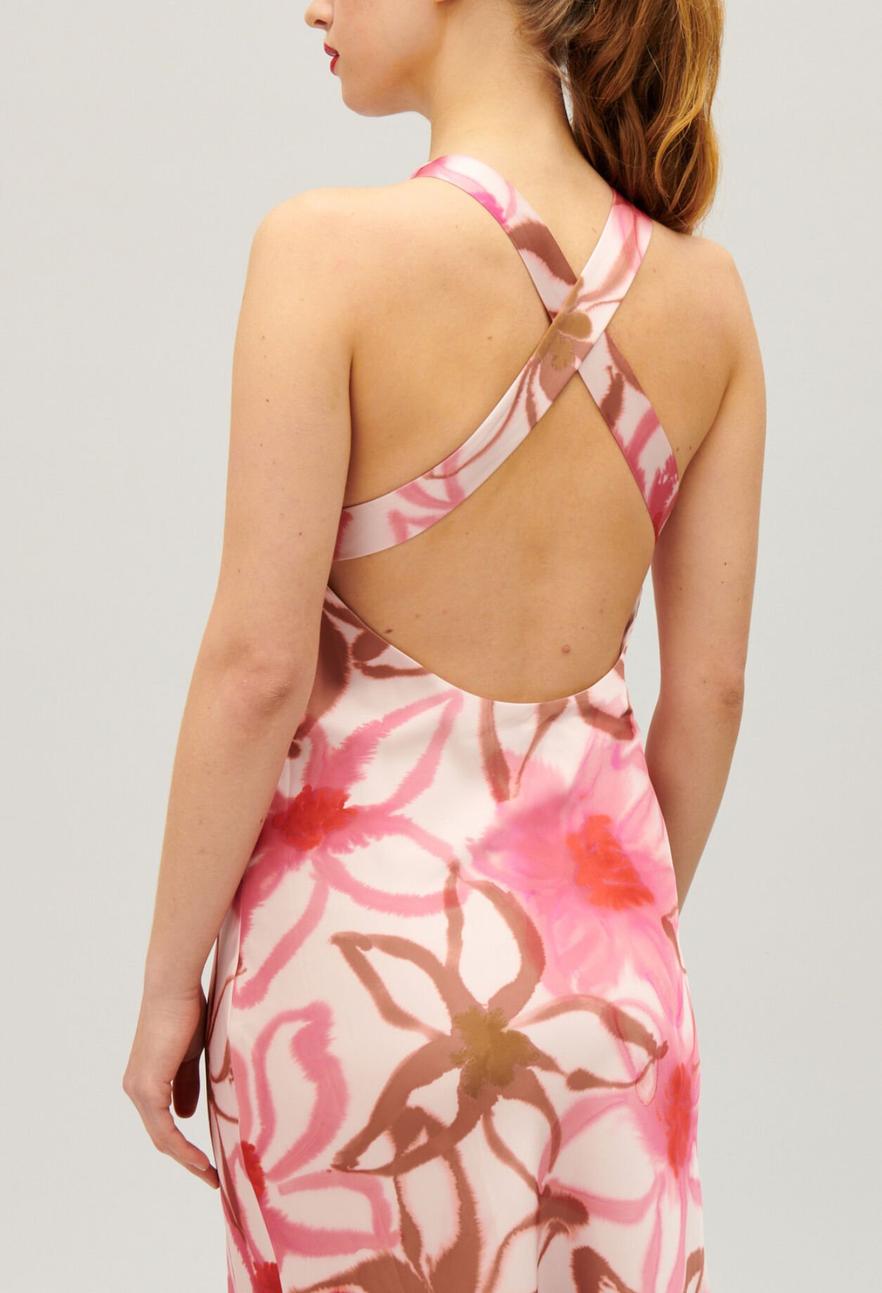 Langes, satiniertes Kleid mit Printmotiv