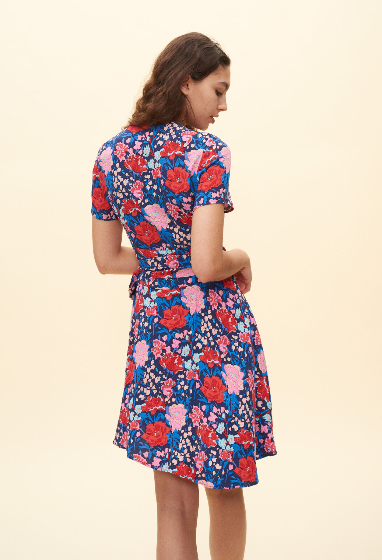 Asymmetrisches Kleid mit Blumenmuster