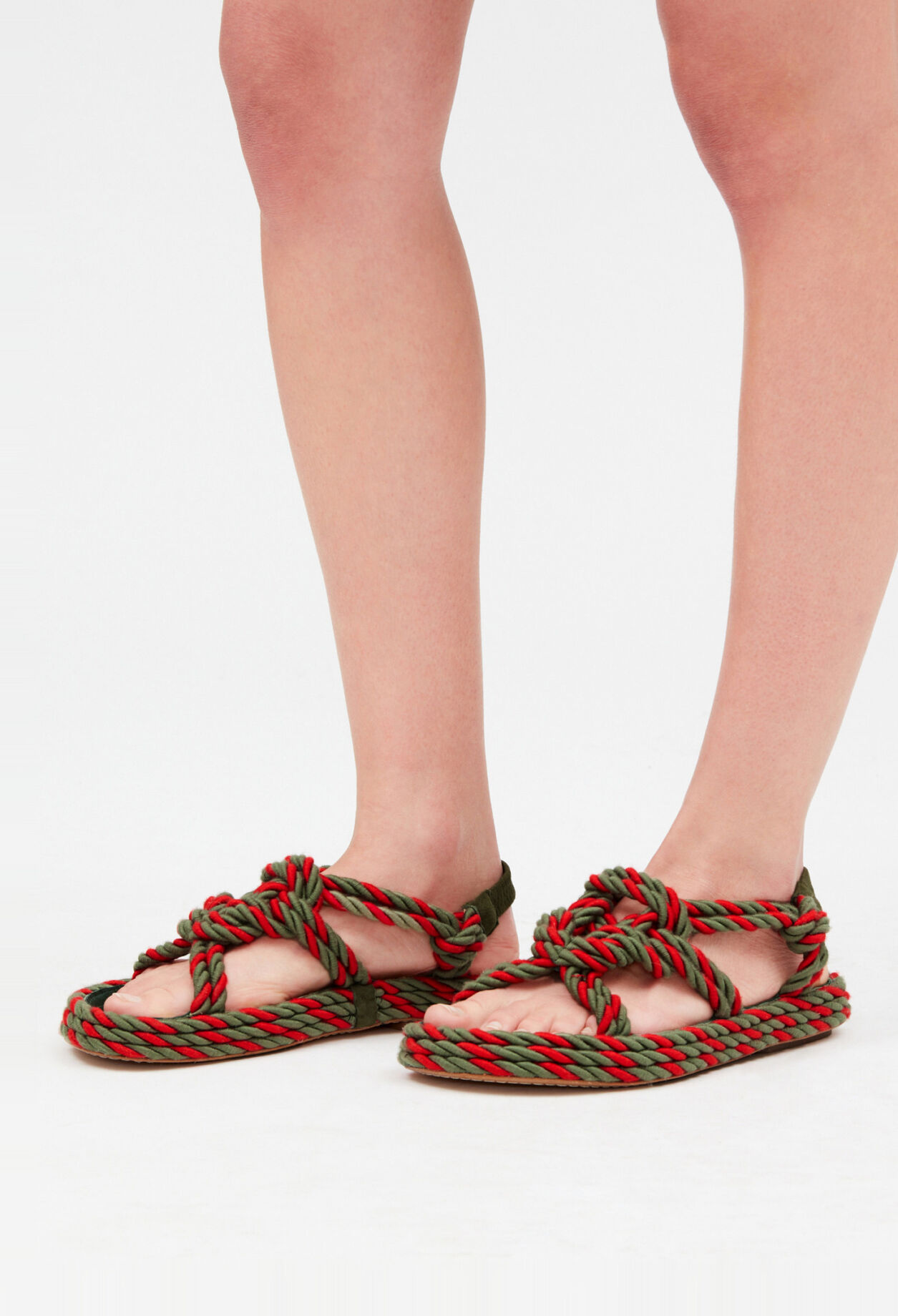Zweifarbige Strohsandalen