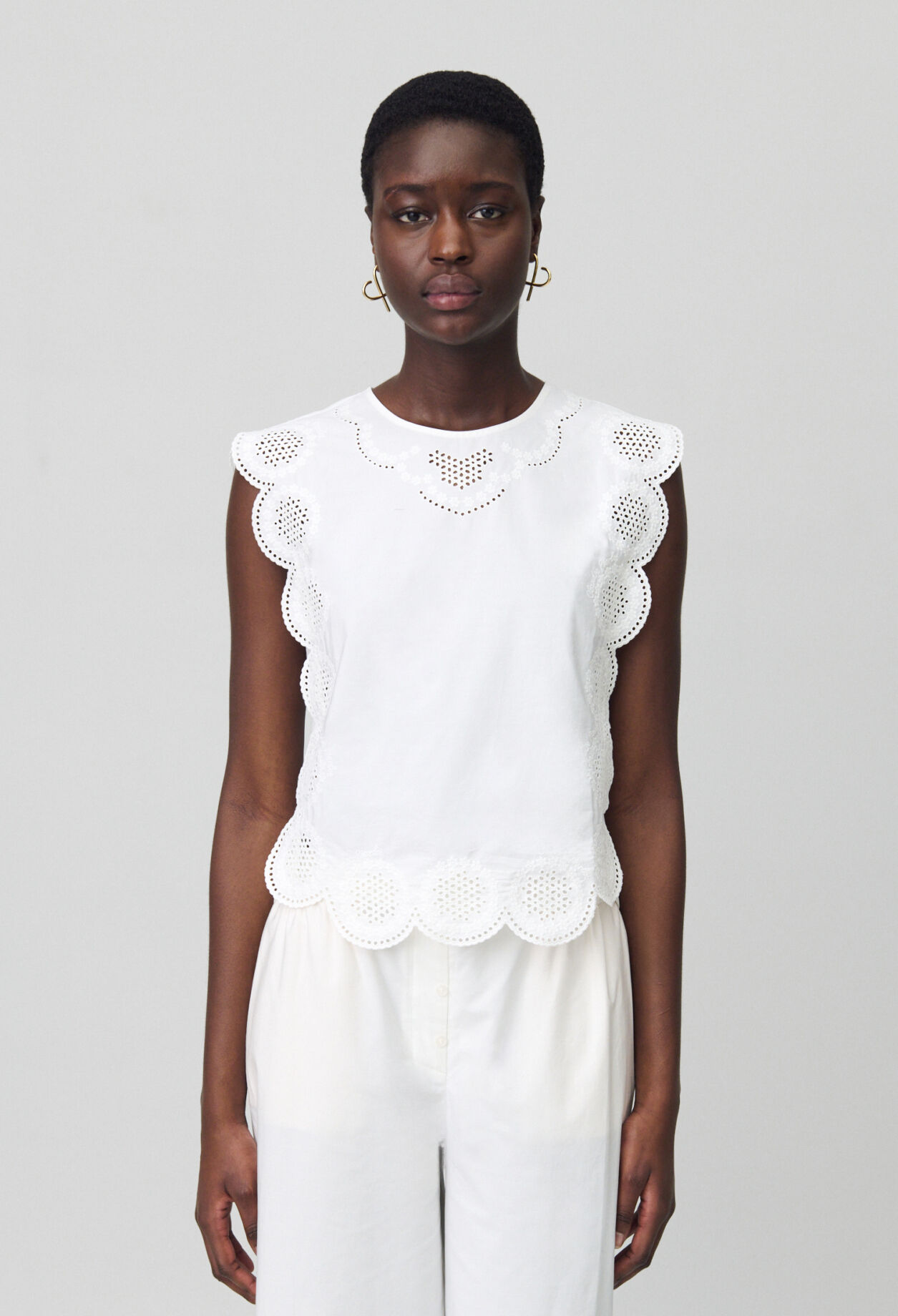 Ärmellose Bluse mit Stickereien