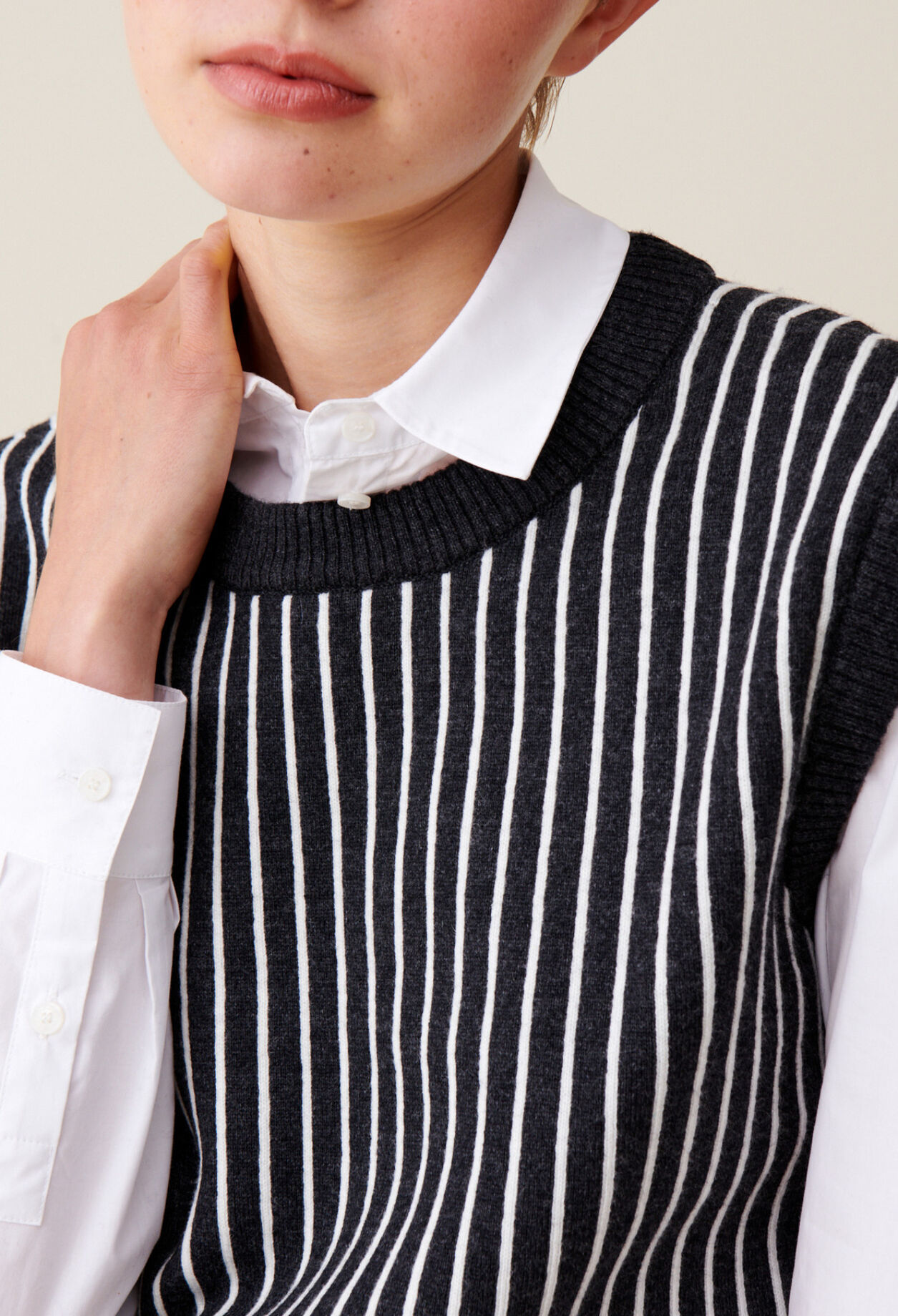 Pull ray&eacute; sans manches maille