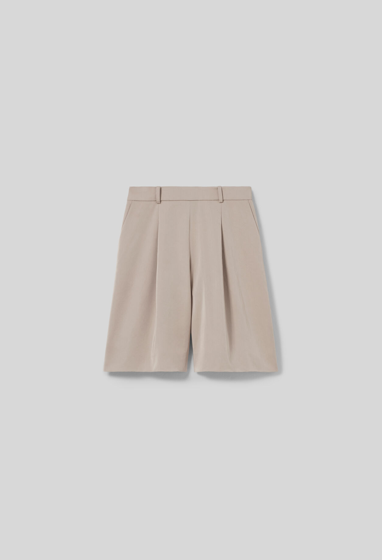 Kurze Bermuda-Shorts mit Falten.