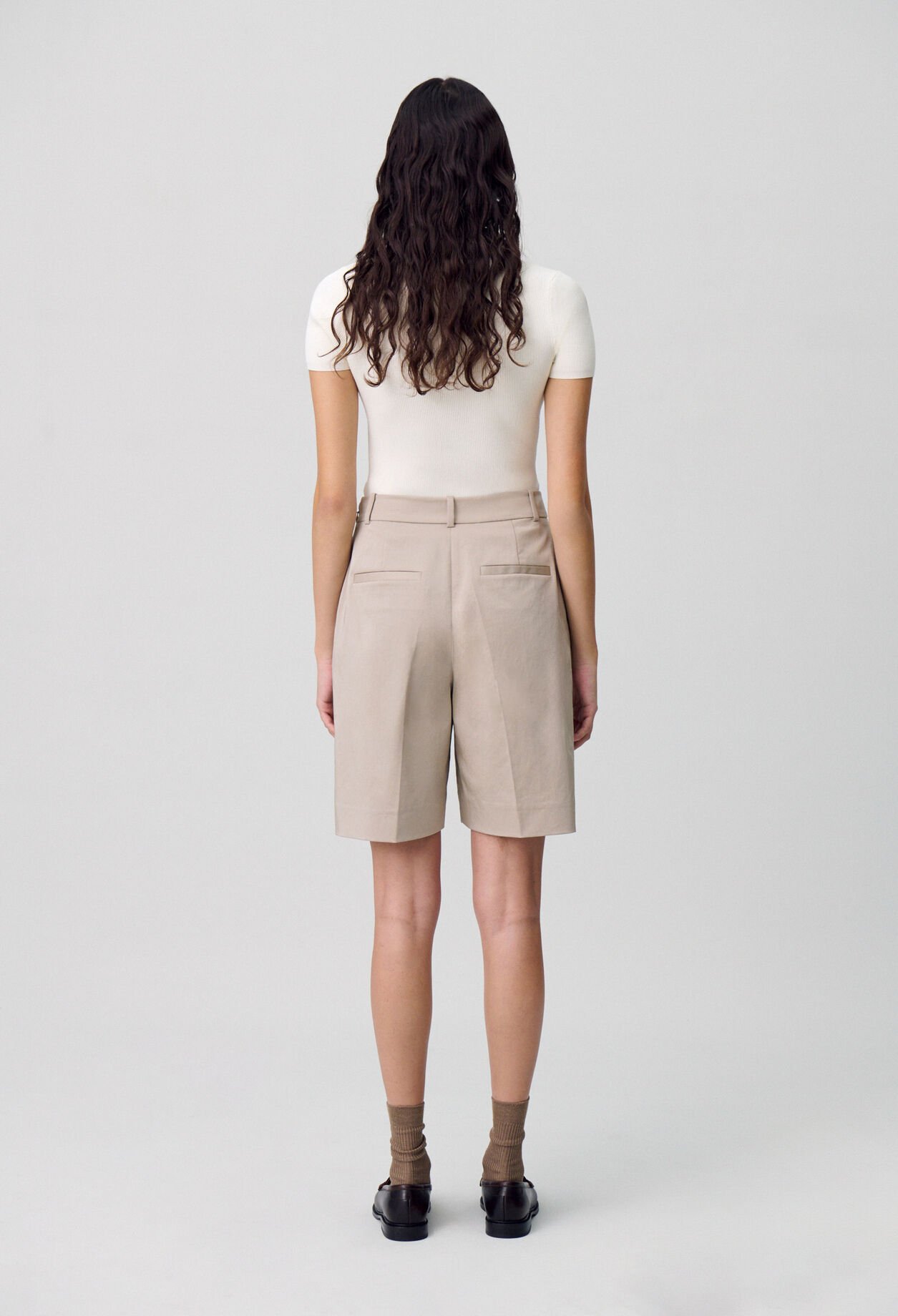 Kurze Bermuda-Shorts mit Falten.