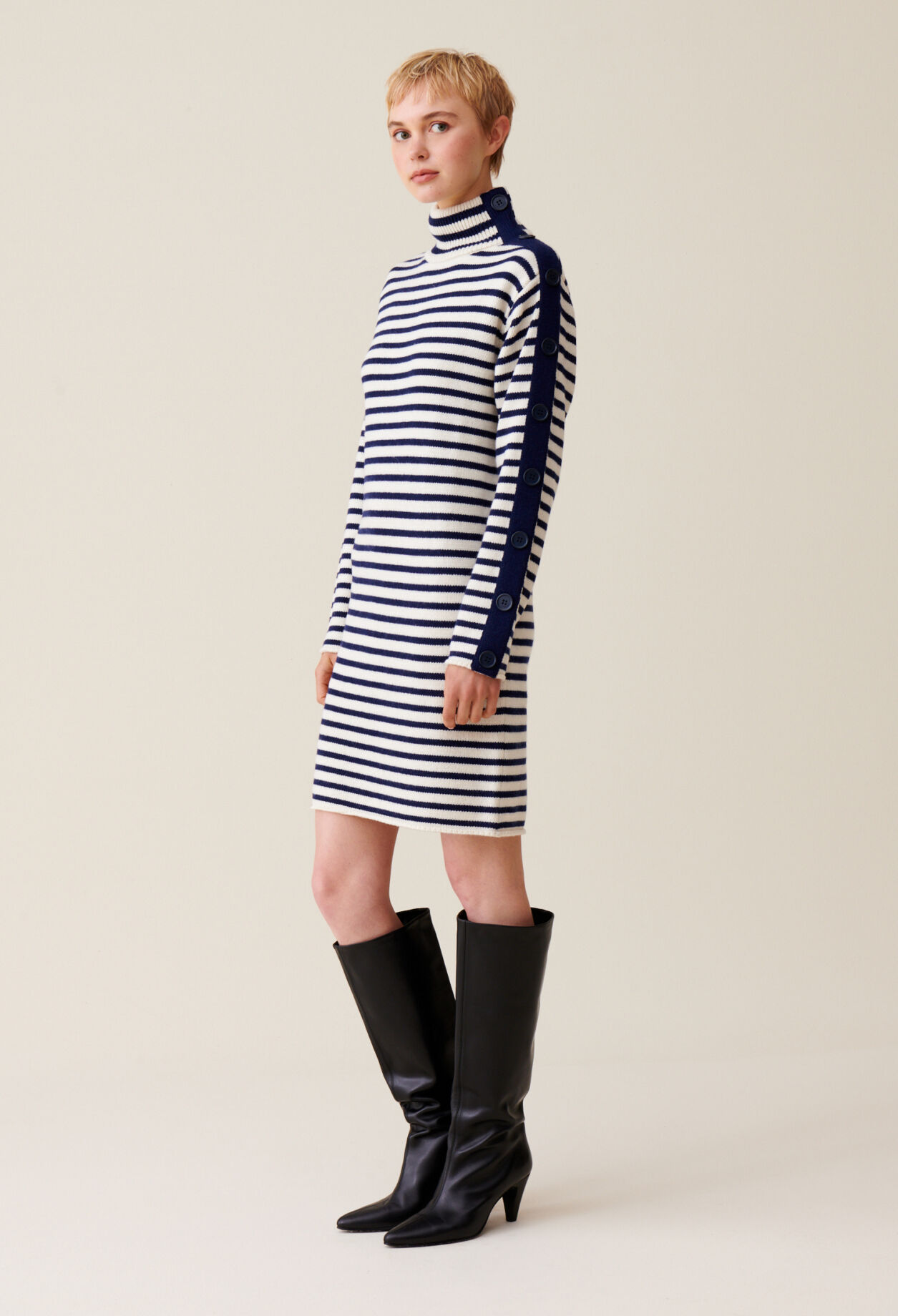 Gestreiftes Kleid mit Rollkragen