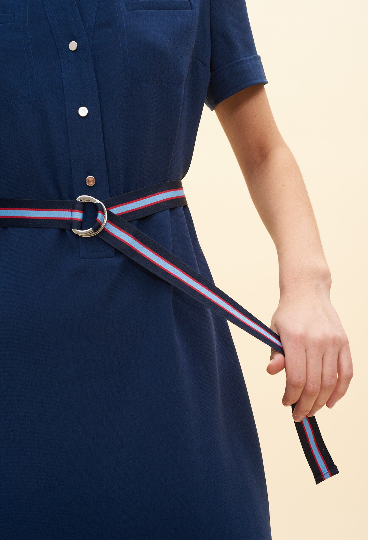 Kurzes Kleid mit Gürtel