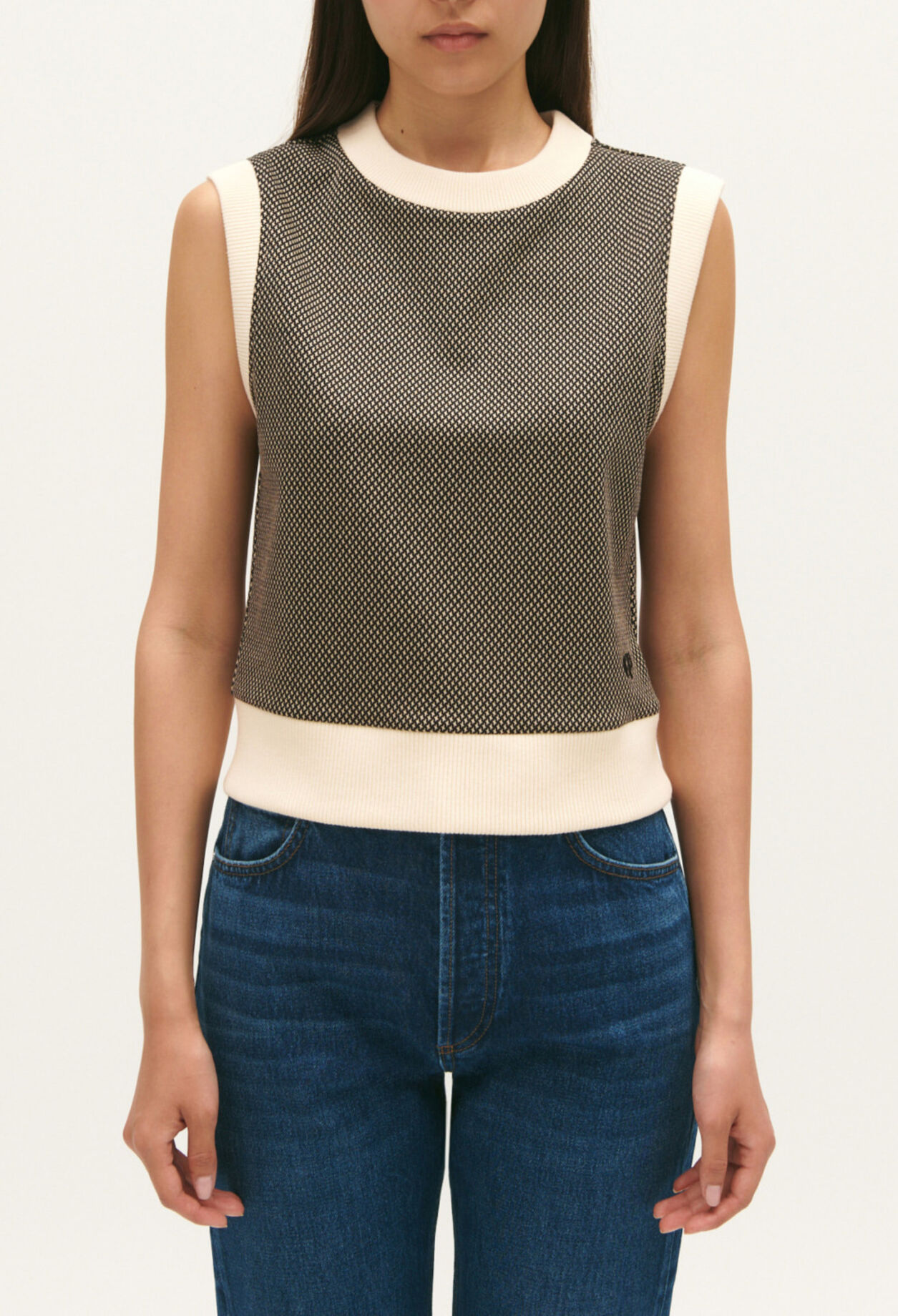Schokoladenbrauner ärmelloser Pullover