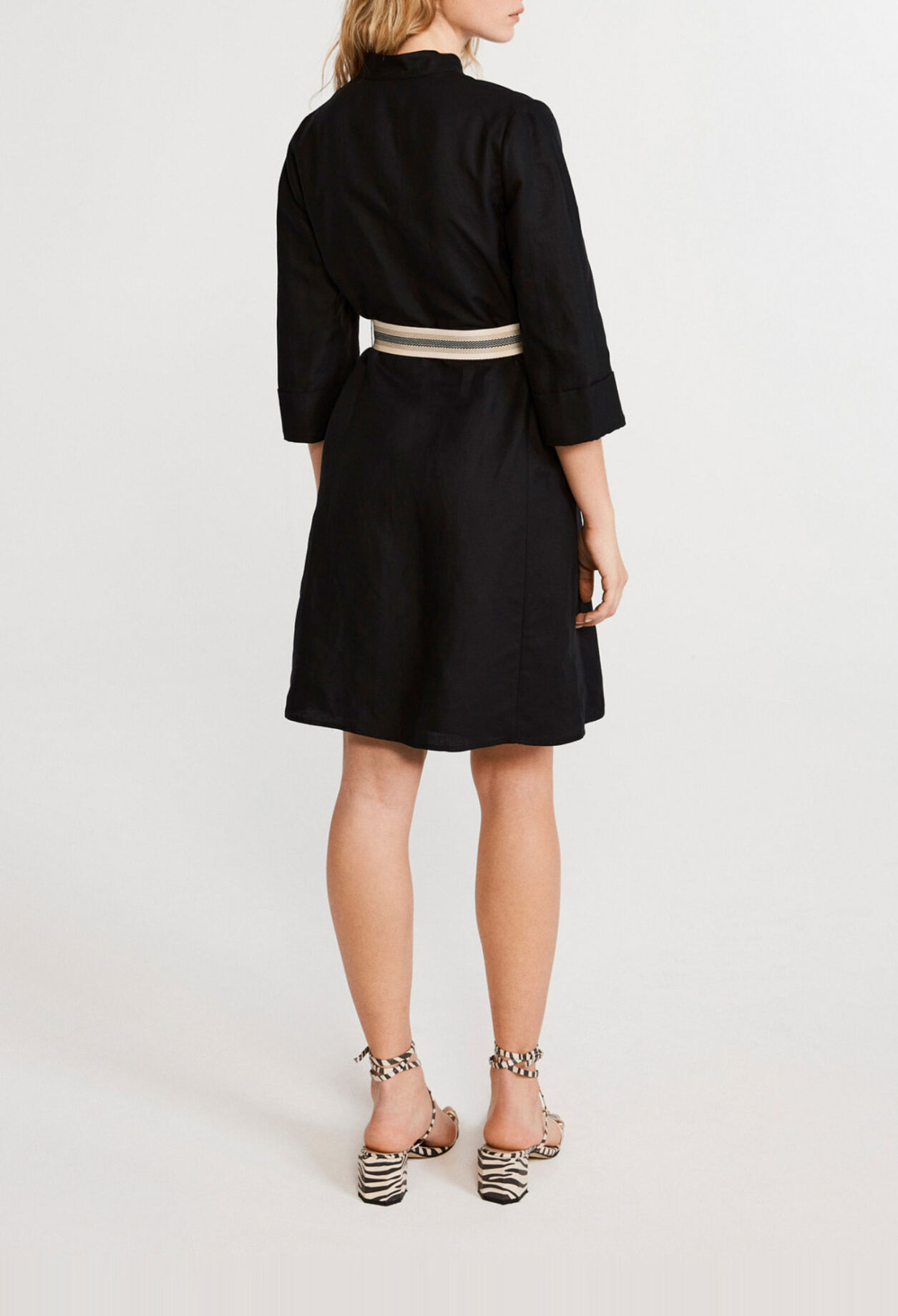 Gegürtetes Kleid