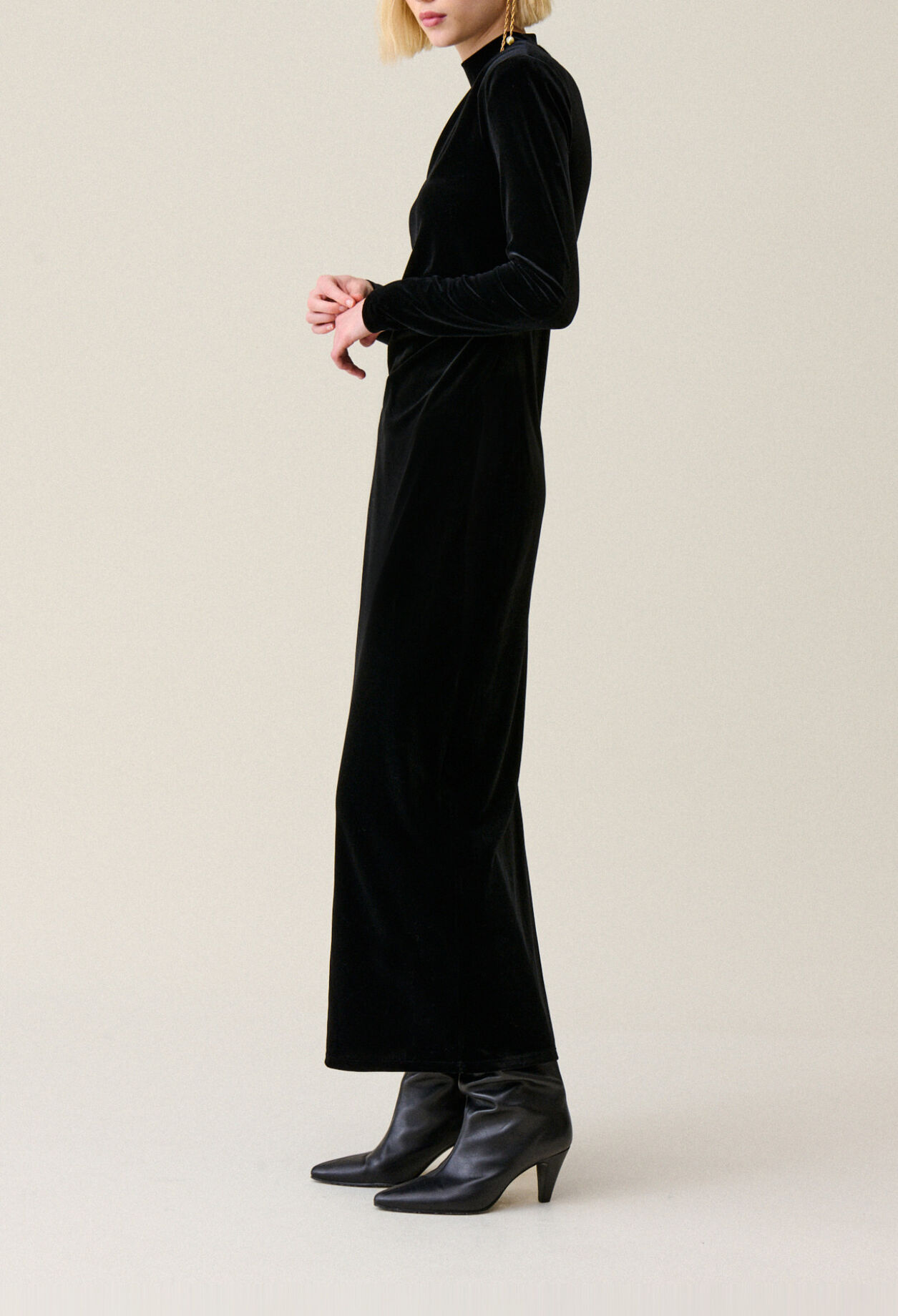 Schwarzes, tailliertes Samtkleid