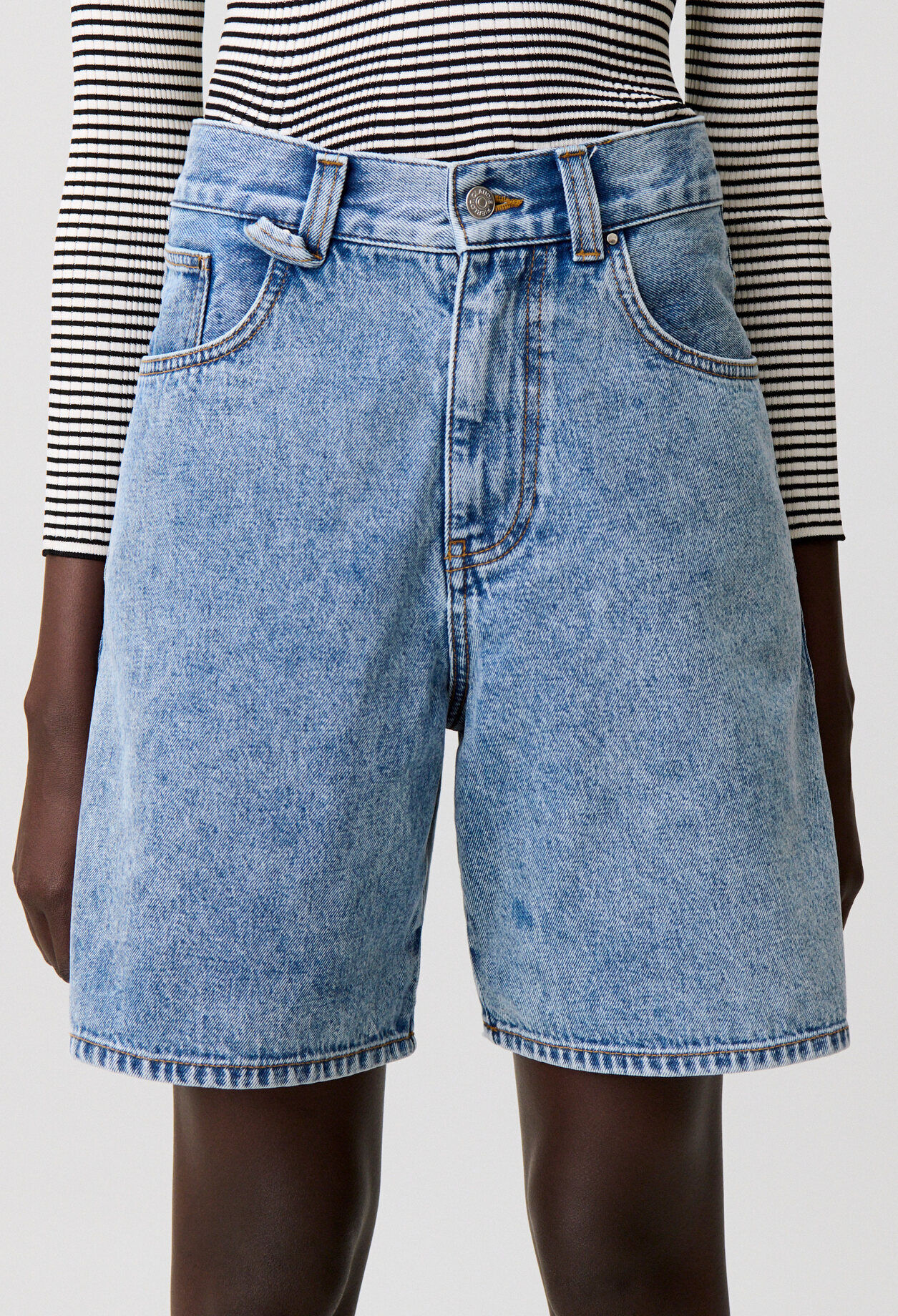 Straight-leg denim shorts