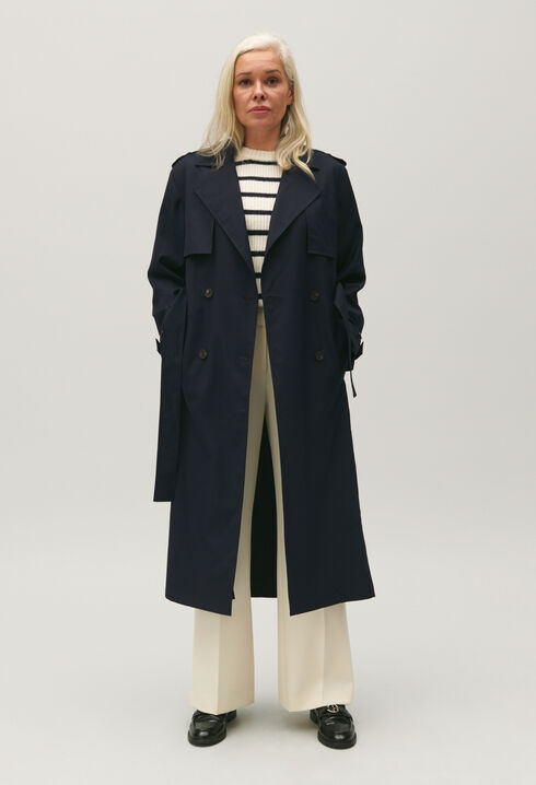 Langer marineblauer Trenchcoat