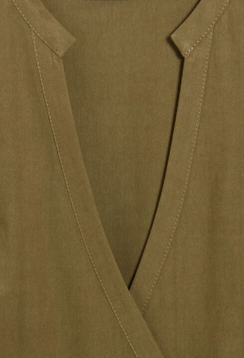 Kurzes Wickelkleid mit Mao-Kragen