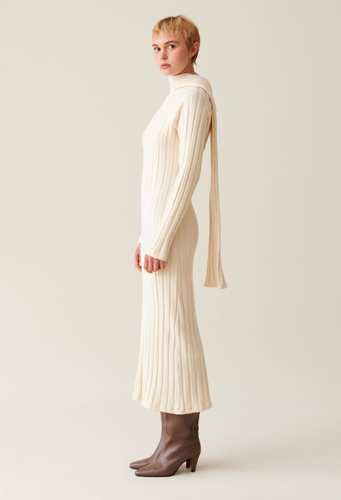 Langes Strickkleid mit Bindeschal