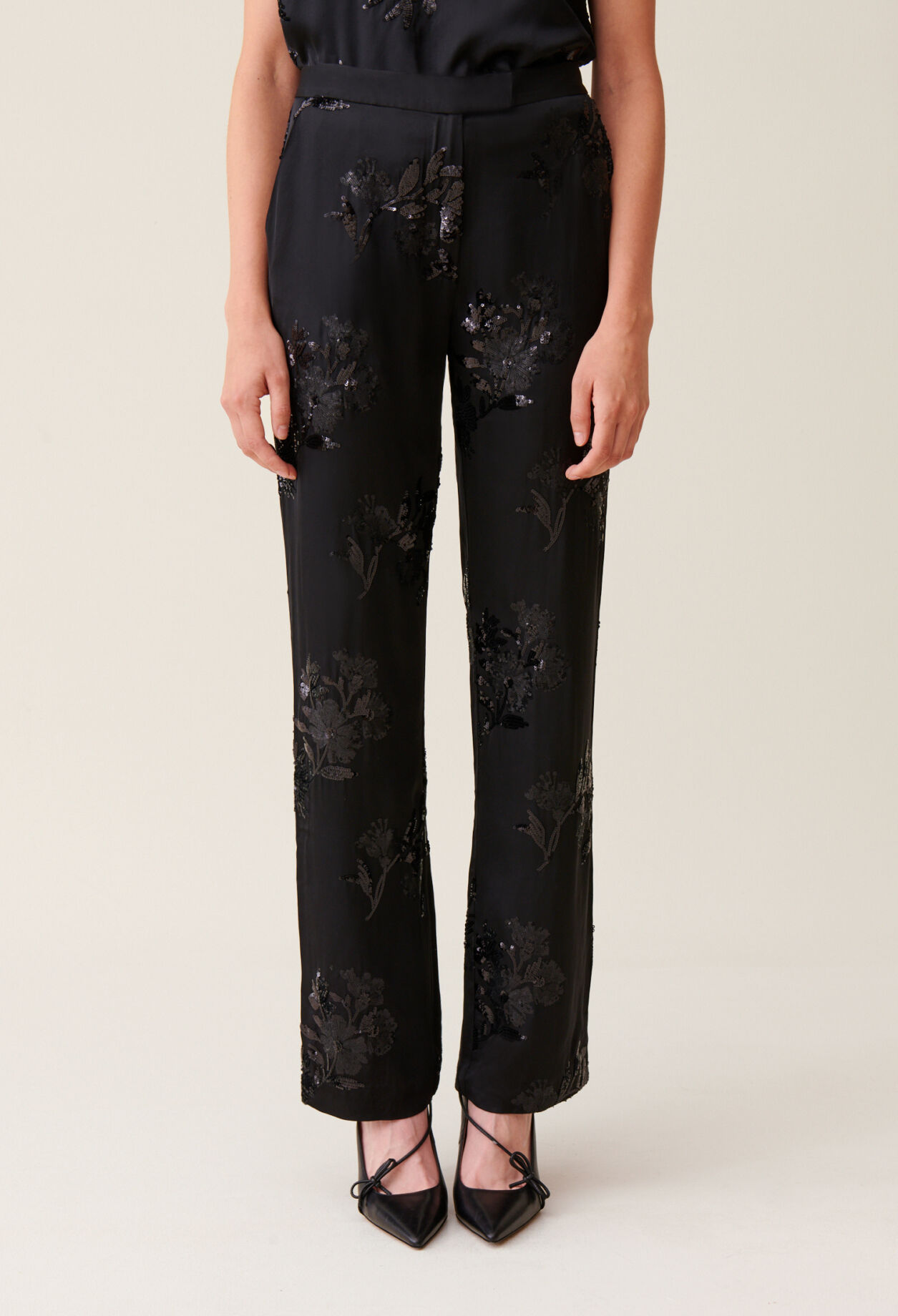 Schwarze Hose Paillettenstickerei