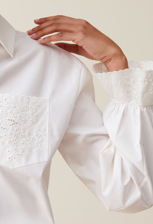 Bestickte weiße Bluse