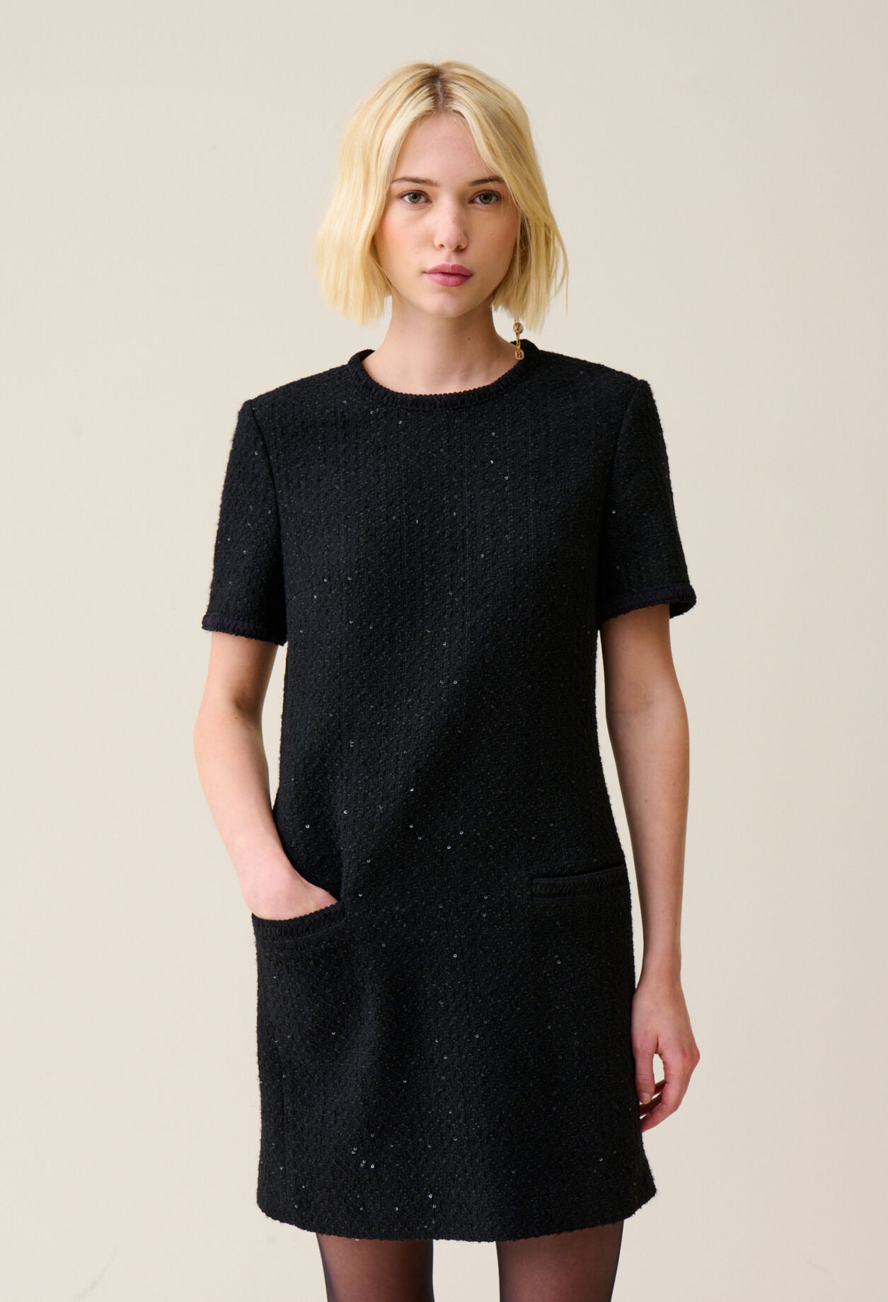 Kurzes schwarzes Tweed-Kleid