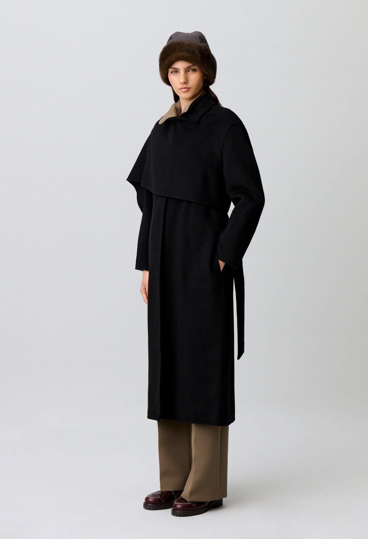 Langer drapierter Mantel