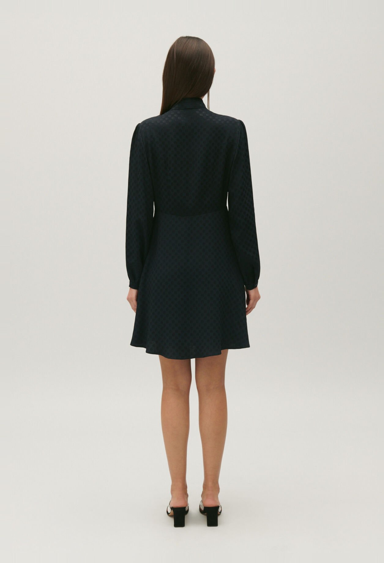 Schwarzes Kleid mit Lavallière-Kragen