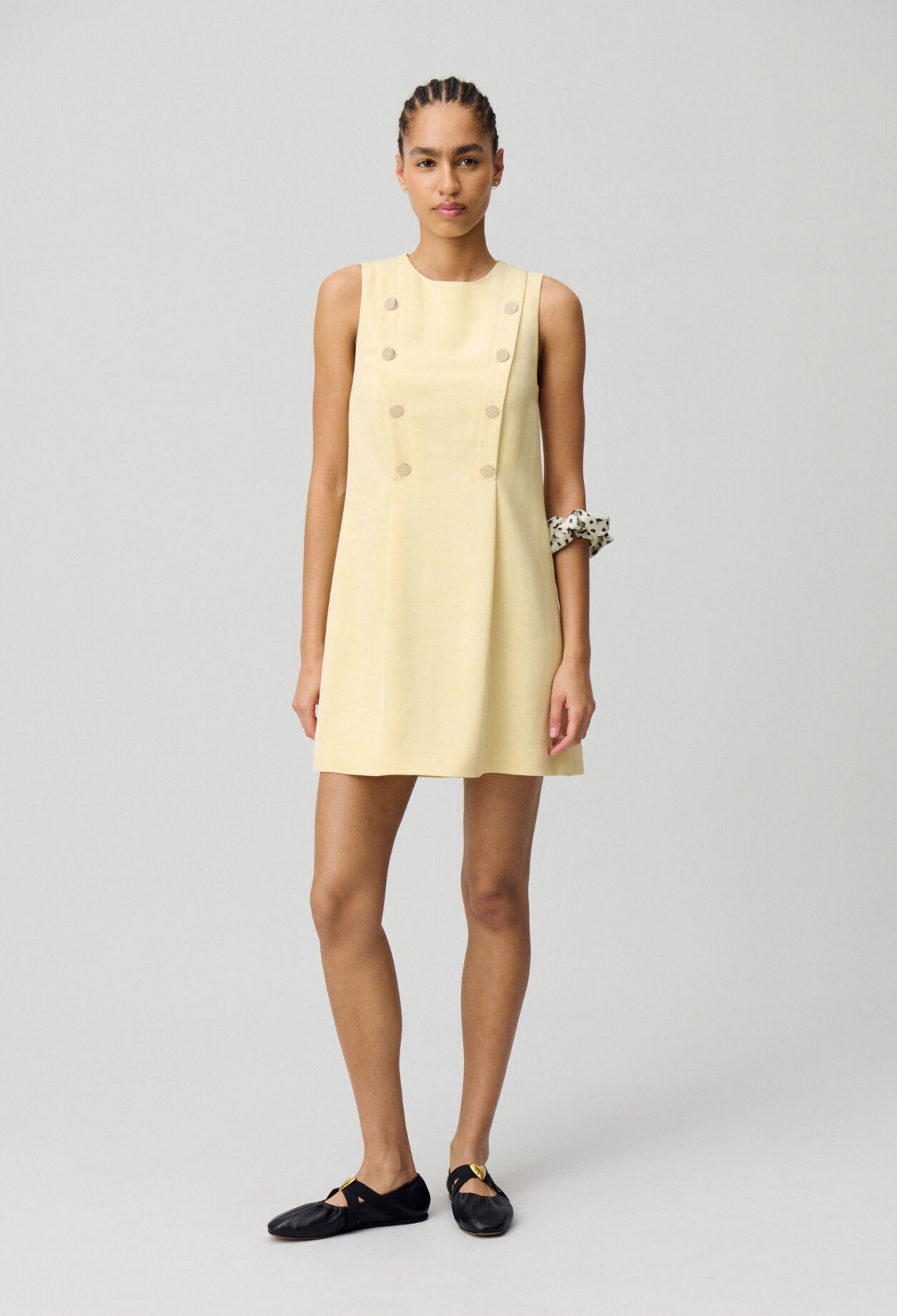 Tailliertes kurzes Kleid