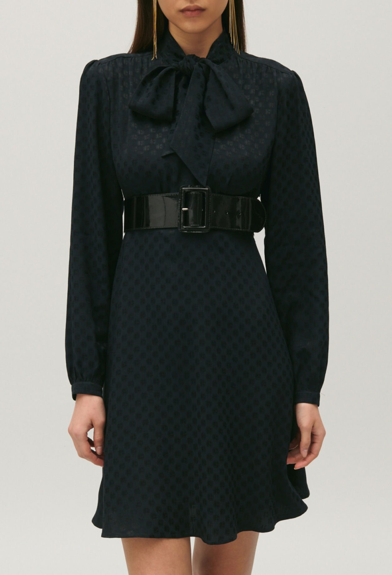 Schwarzes Kleid mit Lavallière-Kragen