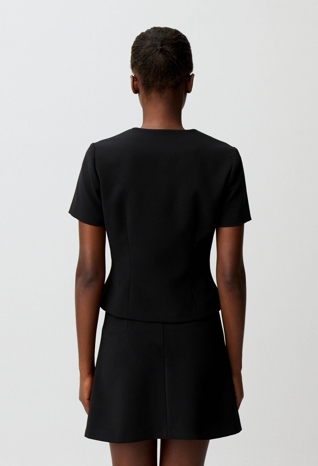 Top cintr&eacute; col V boutonn&eacute;