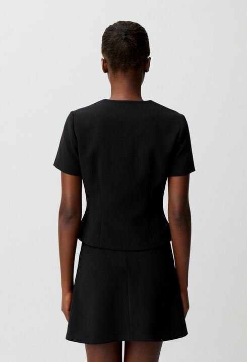 Top cintr&eacute; col V boutonn&eacute;