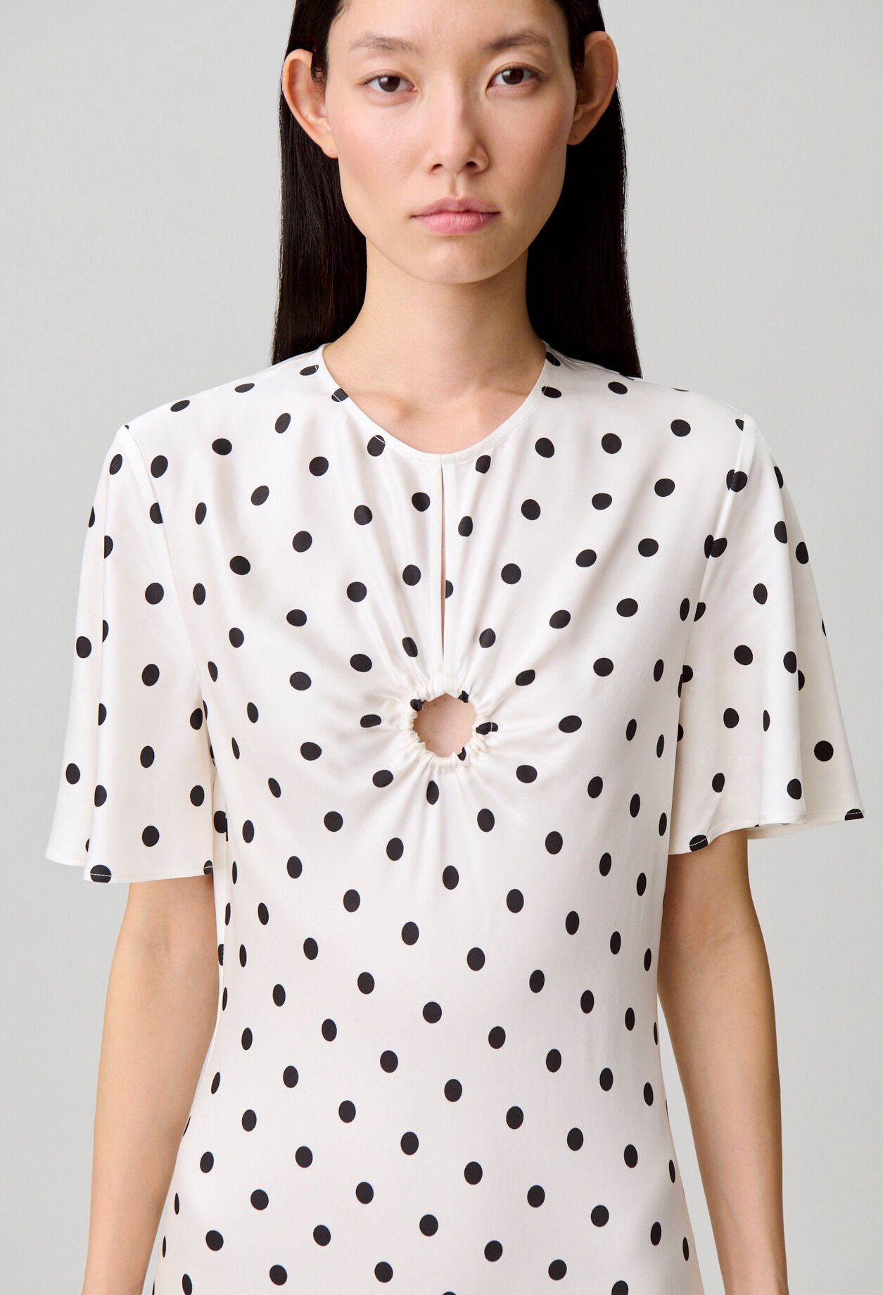 Robe longue satin&eacute;e &agrave; pois