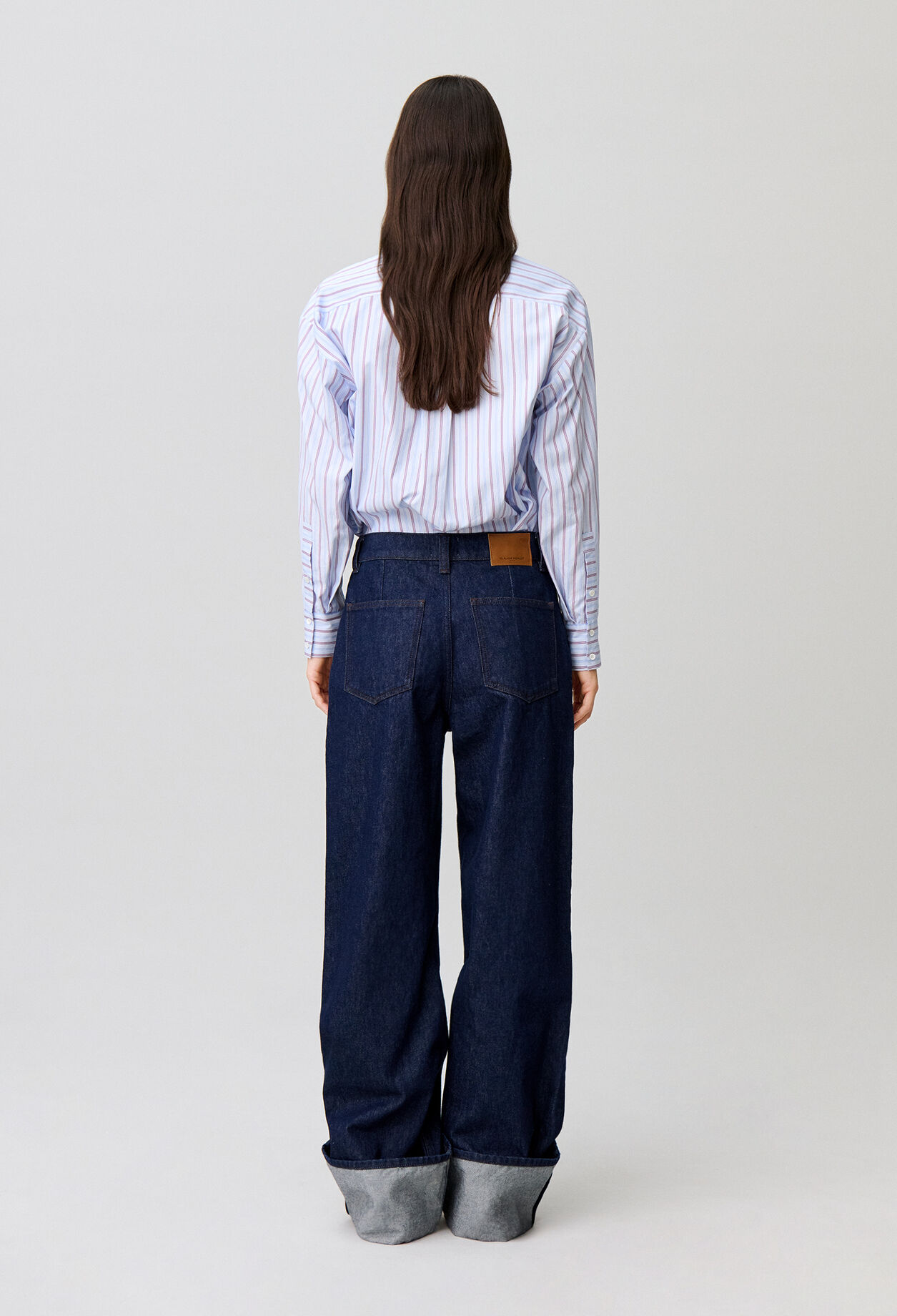 Weite Jeans, bestickter Umschlag