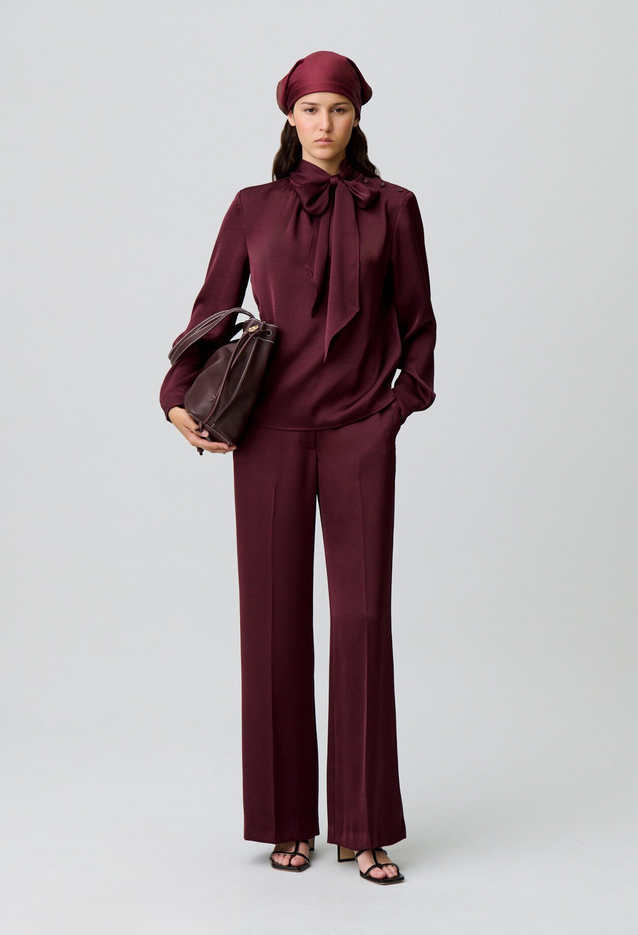 Flowy blouse with lavallière collar