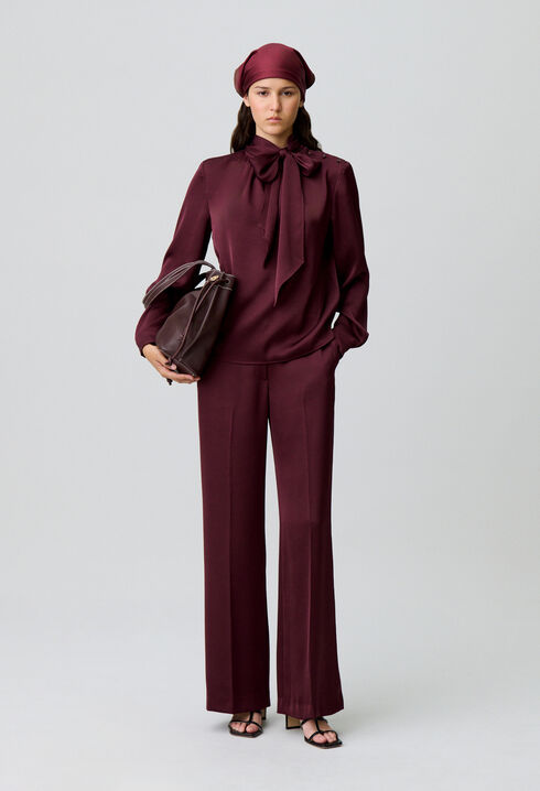 Flowy blouse with lavallière collar