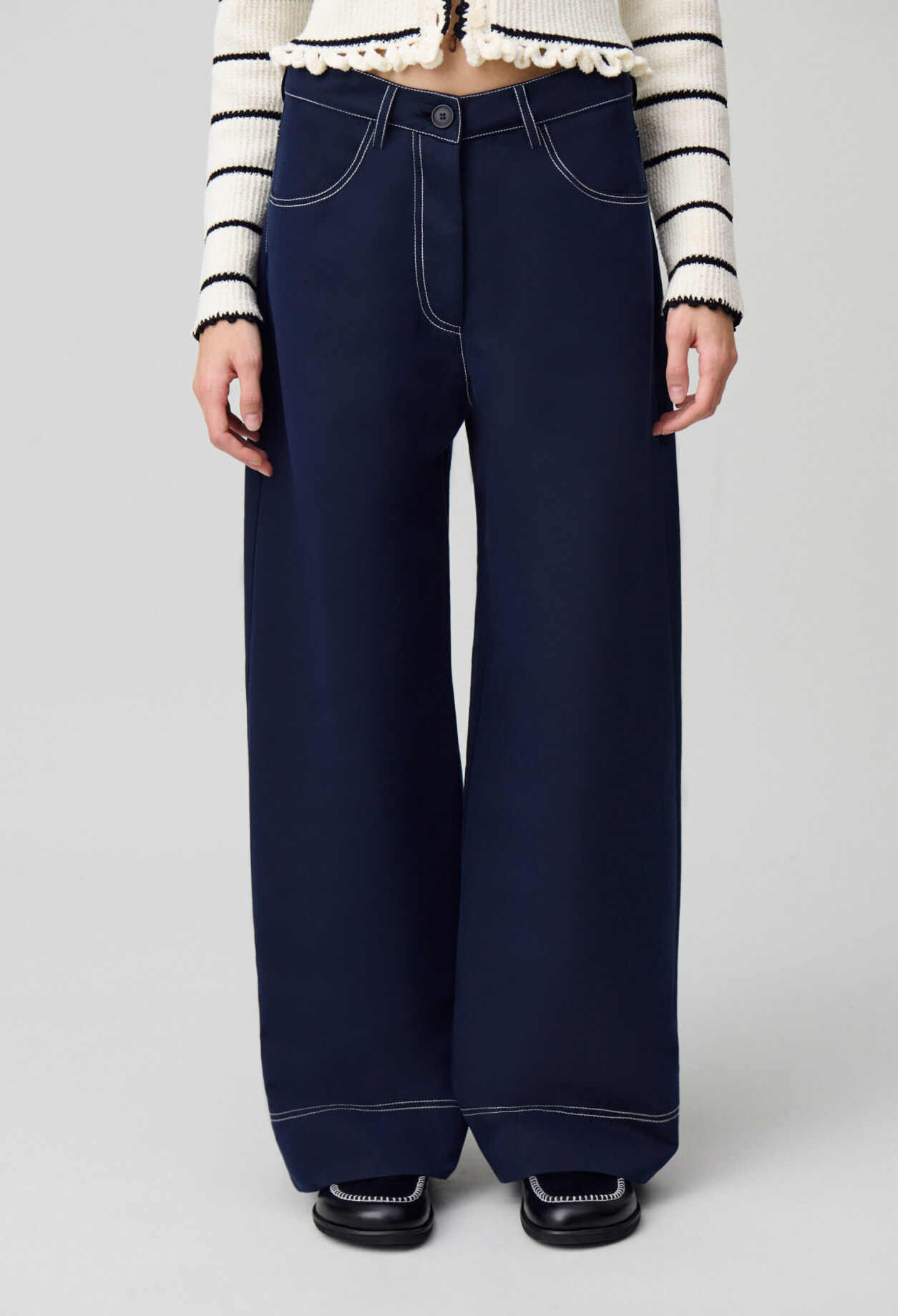 Weit geschnittener Hose mit Saum