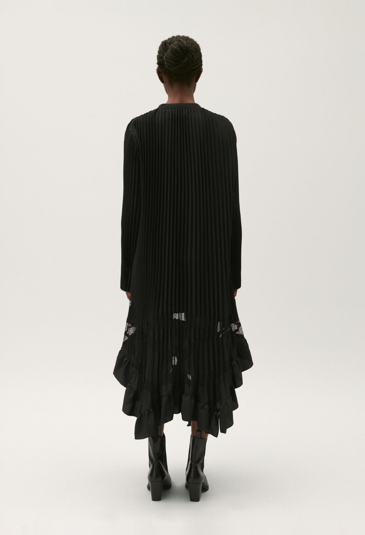 Langes, plissiertes Kleid mit Volants