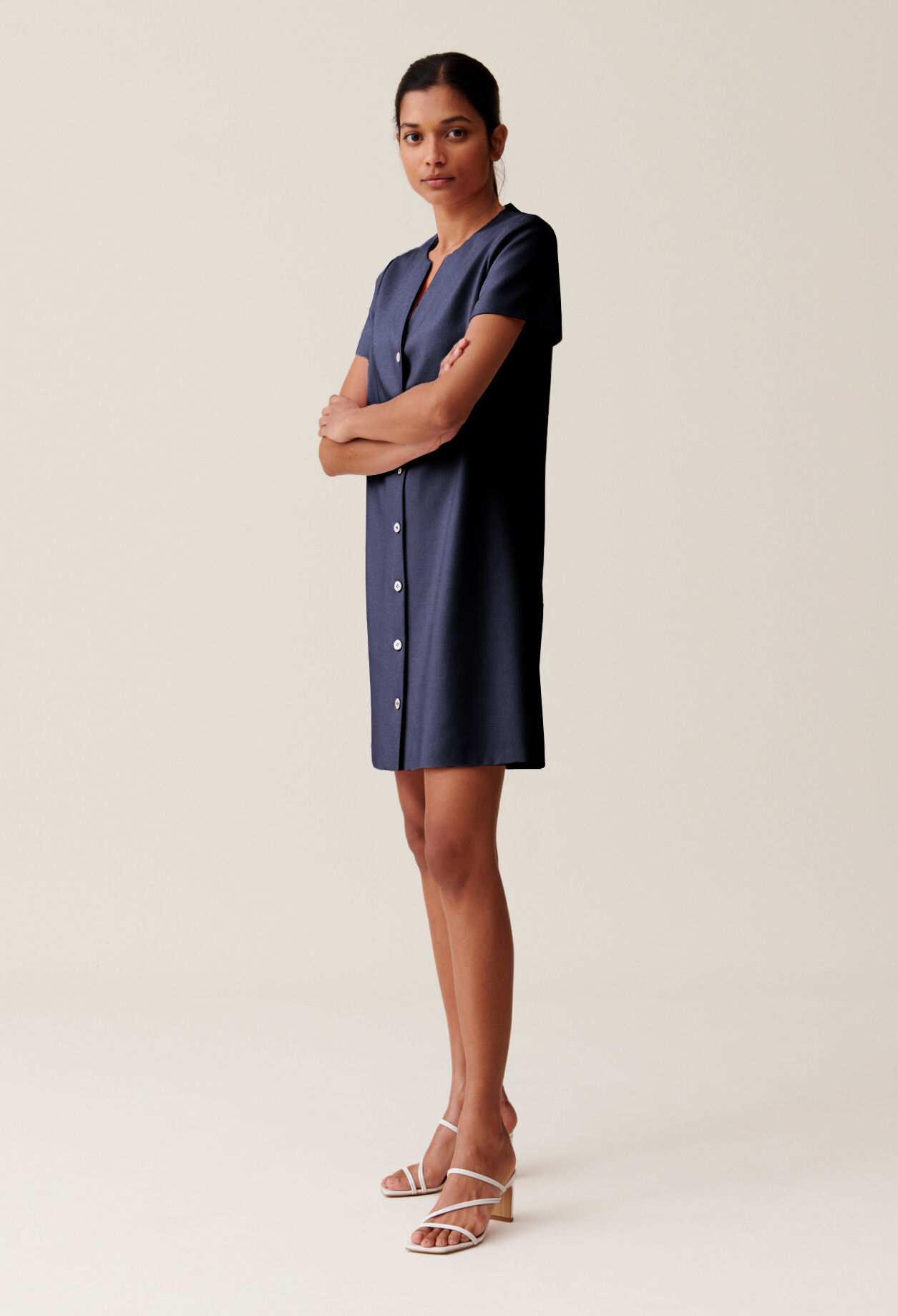 Kurzes Kleid mit Knöpfen