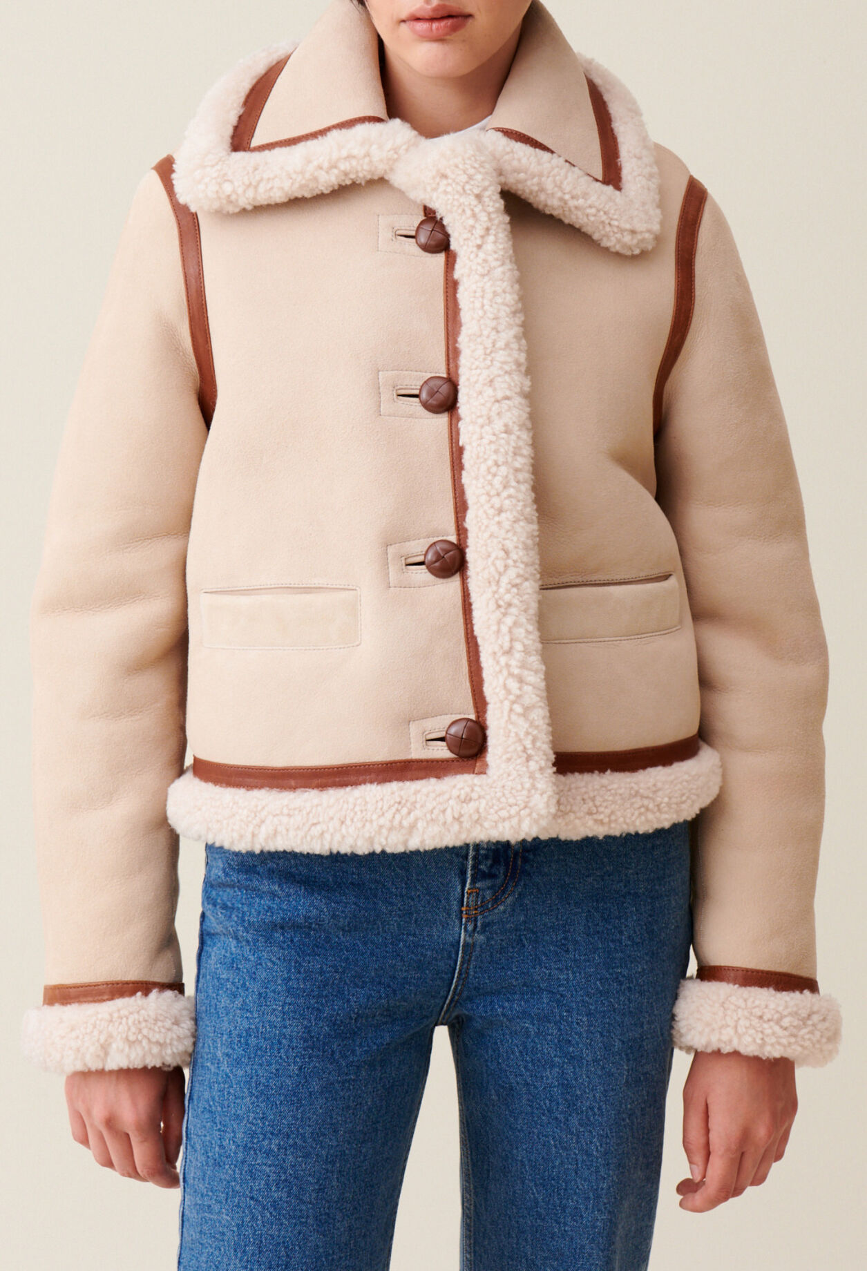 Beigefarbene Lammfelljacke